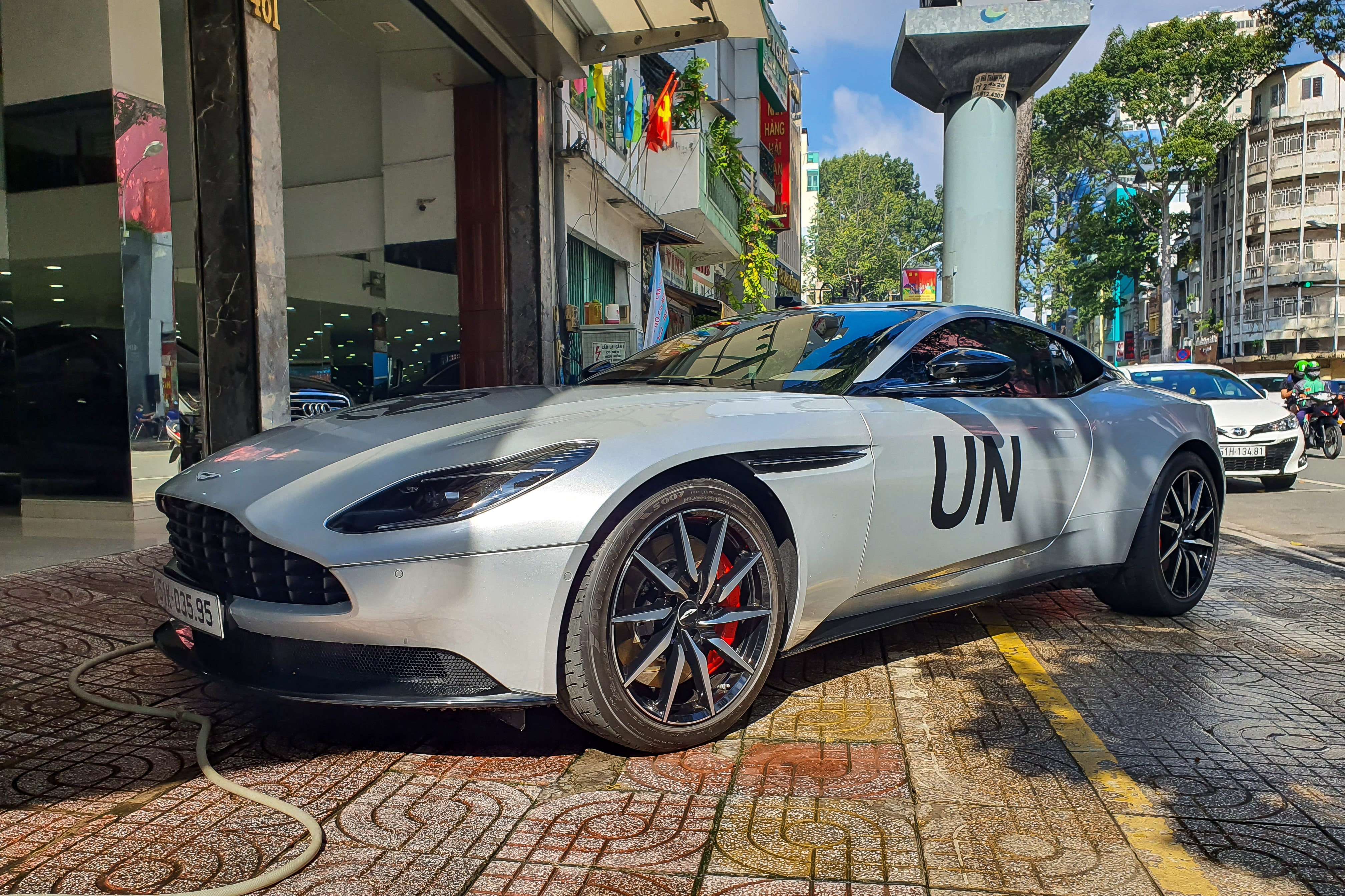 aston martin,  db11,  db9,  db10,  vanquish,  trung nguyen,  ca phe anh 2