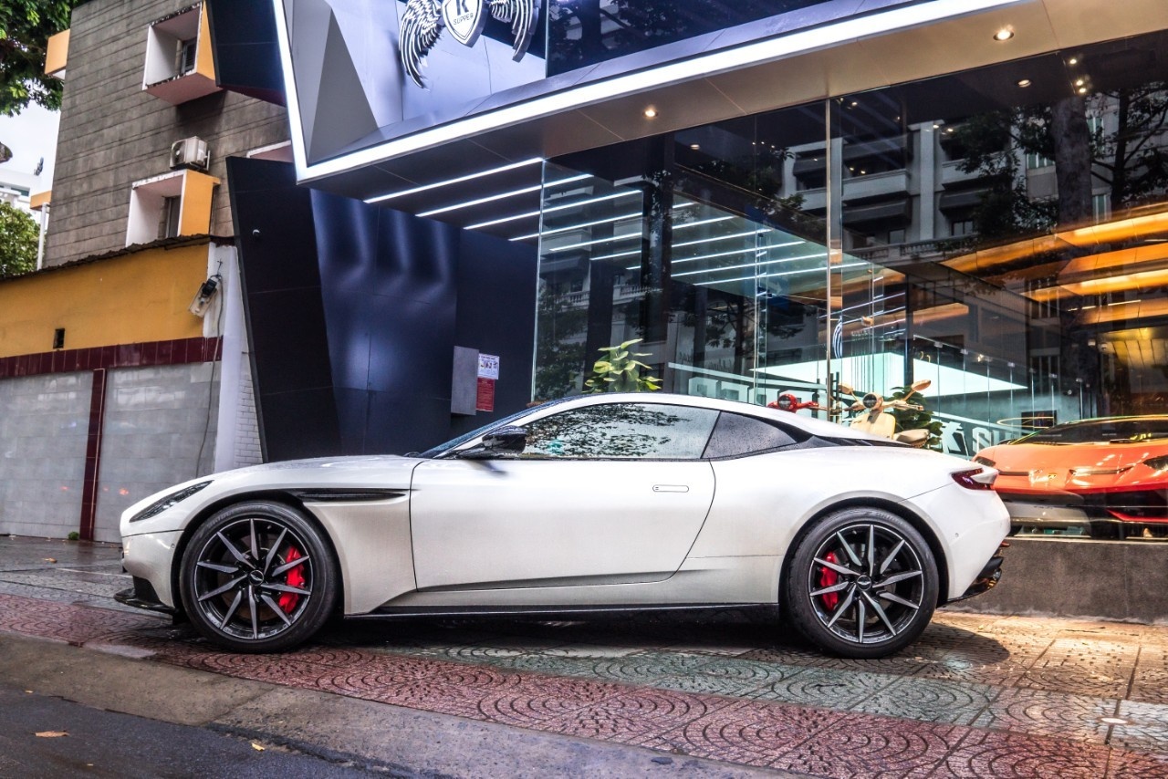 aston martin,  db11,  db9,  db10,  vanquish,  trung nguyen,  ca phe anh 3