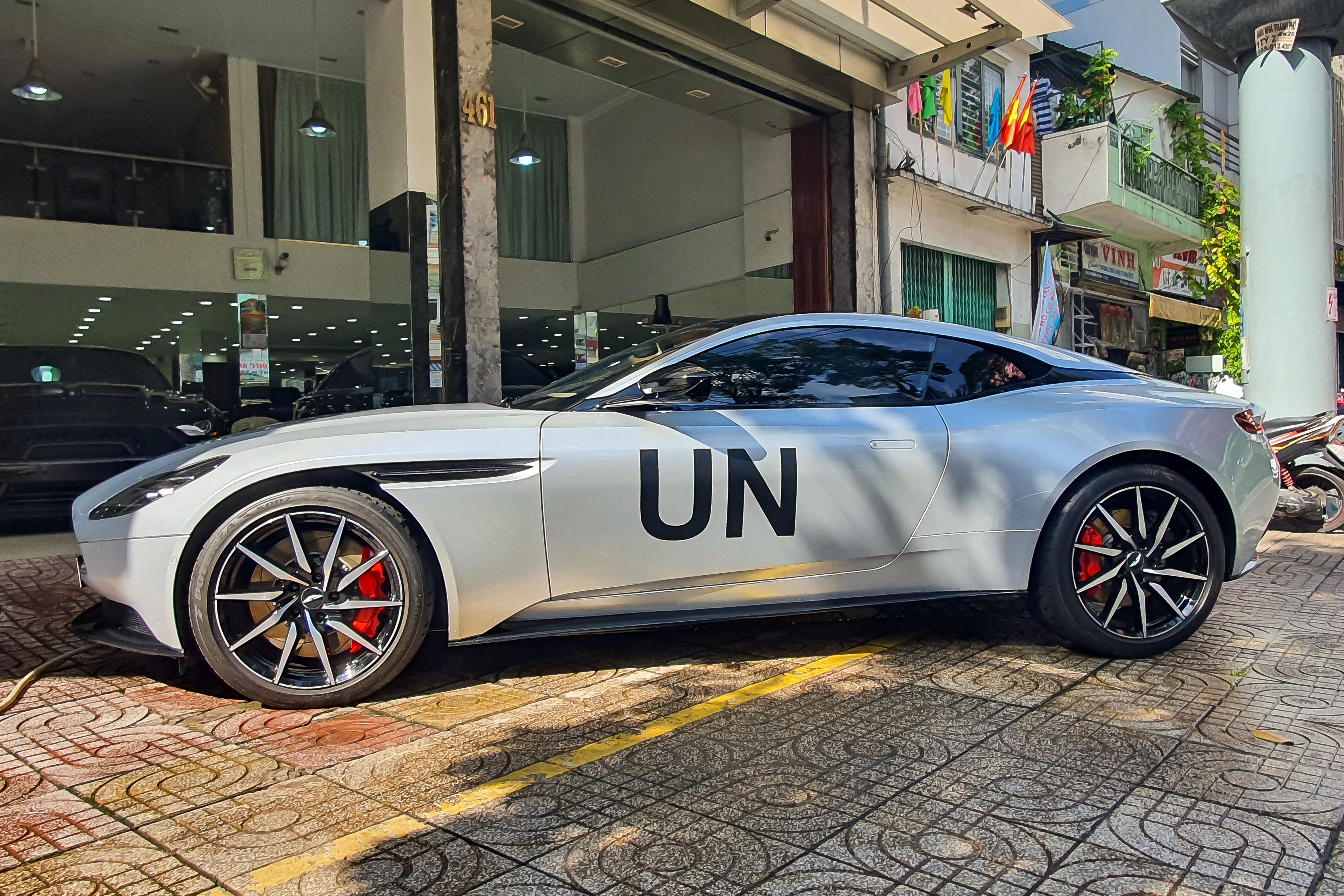 aston martin,  db11,  db9,  db10,  vanquish,  trung nguyen,  ca phe anh 4