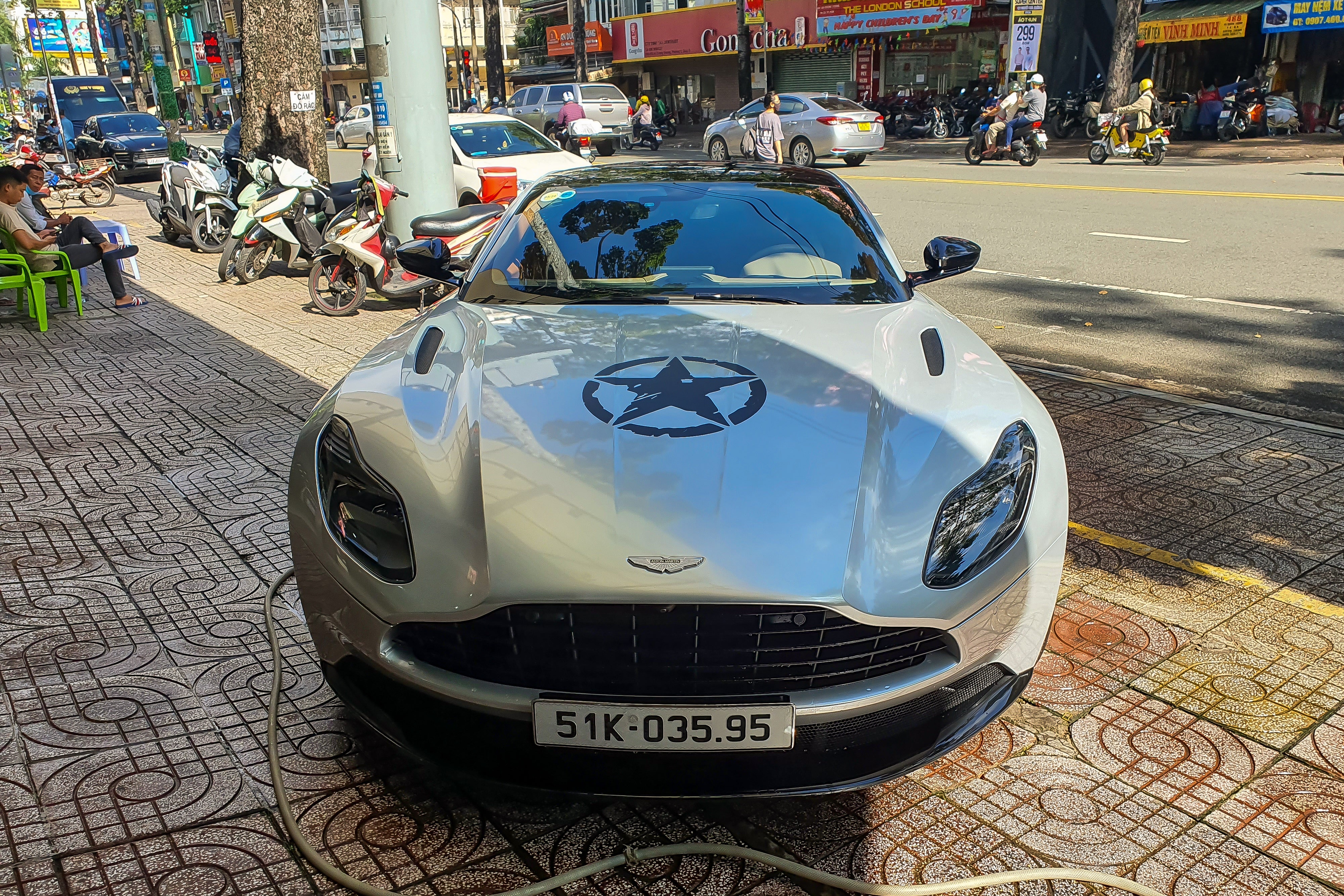 aston martin,  db11,  db9,  db10,  vanquish,  trung nguyen,  ca phe anh 1