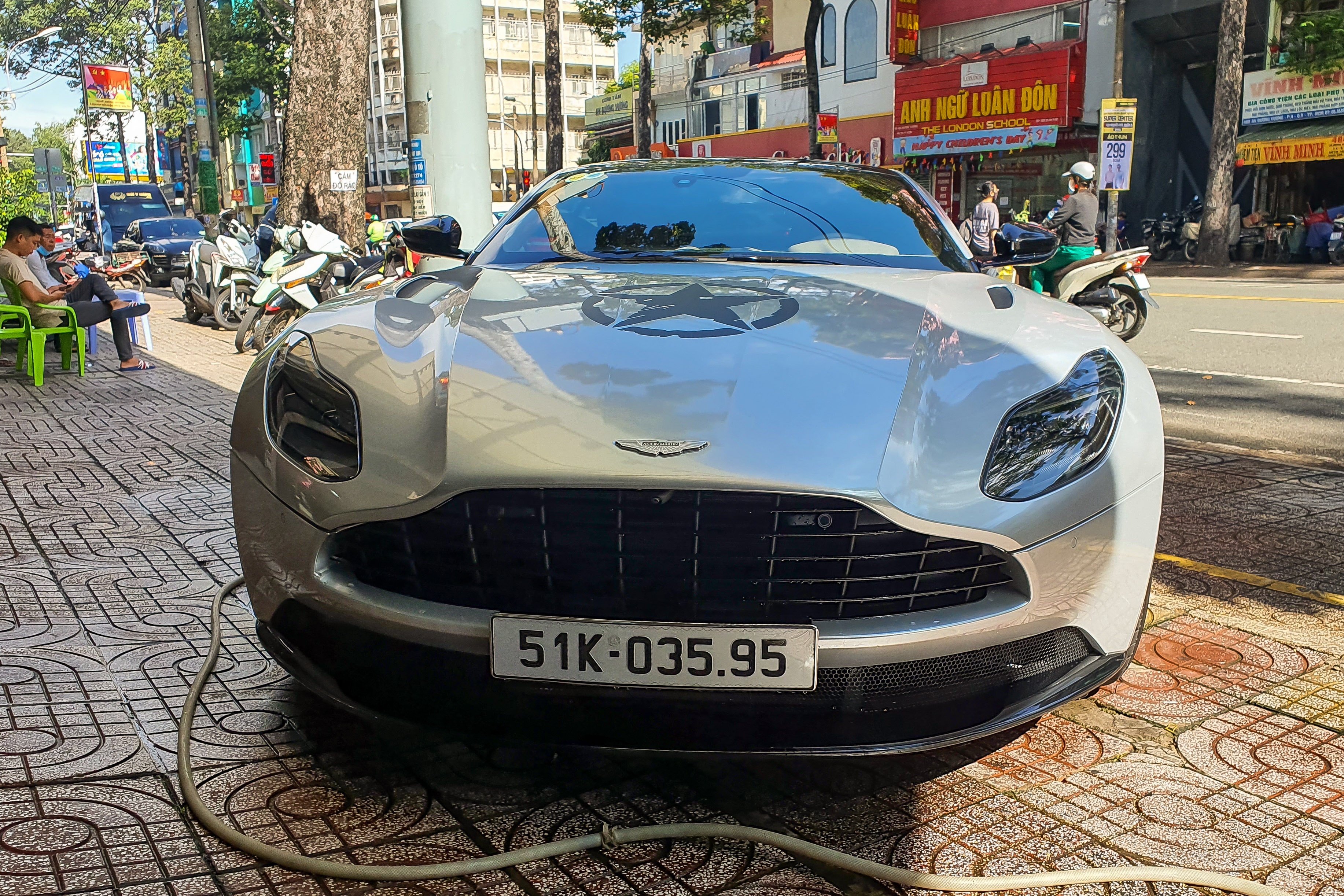 aston martin,  db11,  db9,  db10,  vanquish,  trung nguyen,  ca phe anh 9