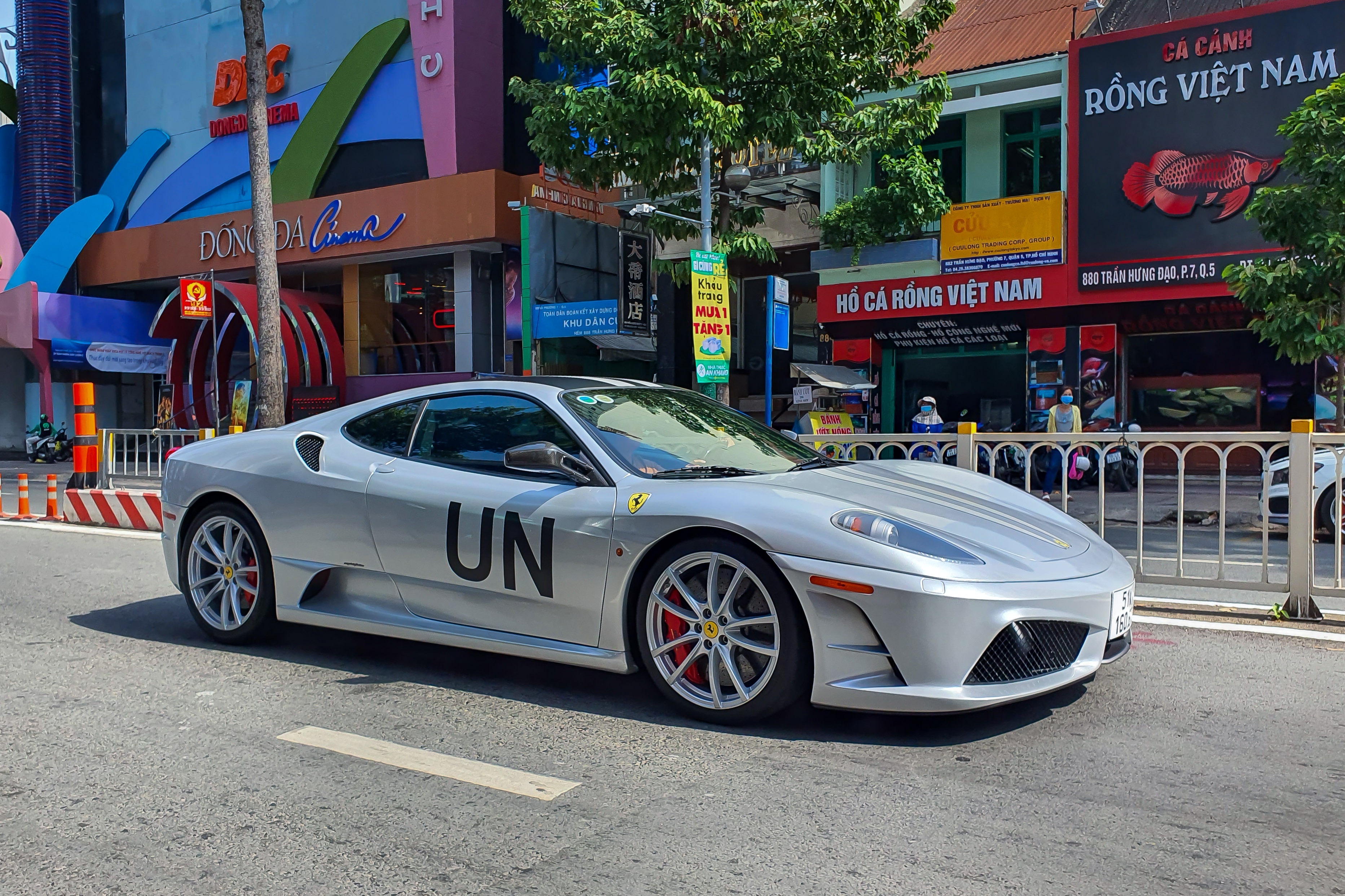 Ferrari 430 Scuderia tai xuat voi ngoai that la mat hinh anh