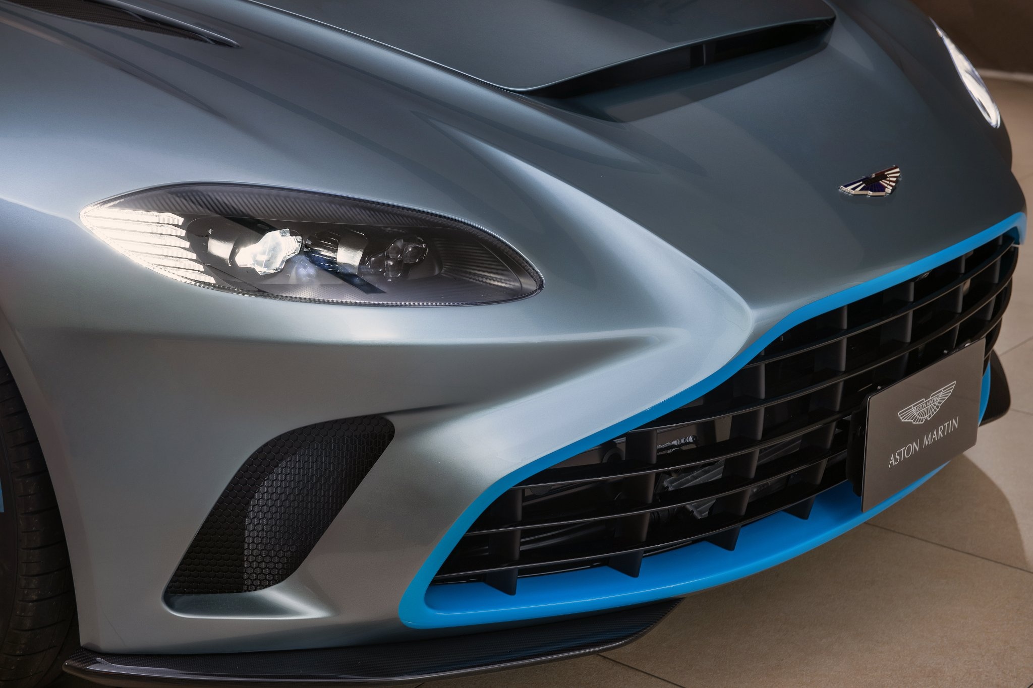 aston martin,  v12 speedster,  tom cruise,  top gun,  v12 speedster top gun,  maverick,  may bay,  phim dien anh,  phien ban dac biet,  q by aston martin,  sieu xe,  elva,   monza,  ferrari,  mclaren anh 5