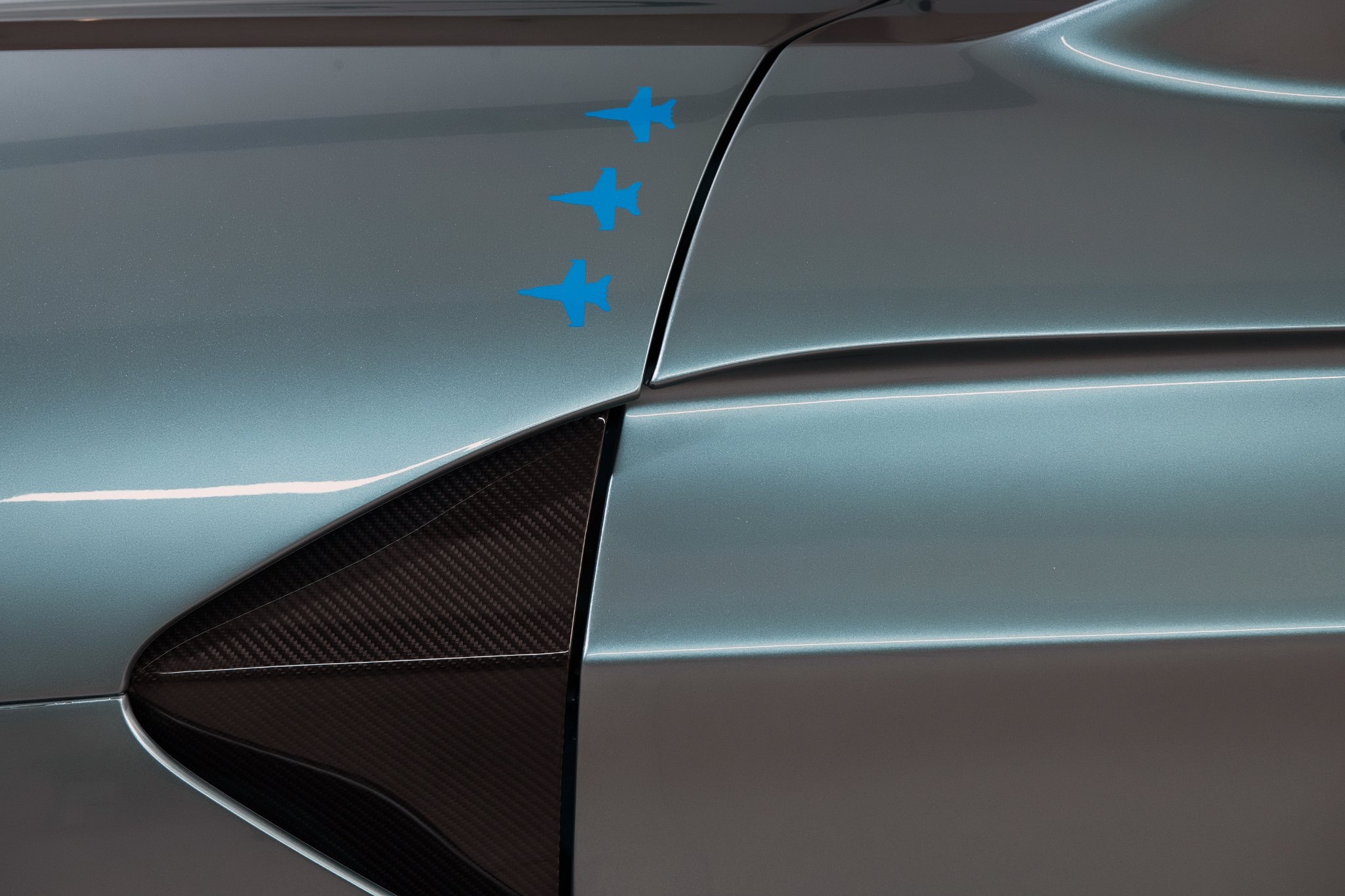 aston martin,  v12 speedster,  tom cruise,  top gun,  v12 speedster top gun,  maverick,  may bay,  phim dien anh,  phien ban dac biet,  q by aston martin,  sieu xe,  elva,   monza,  ferrari,  mclaren anh 7