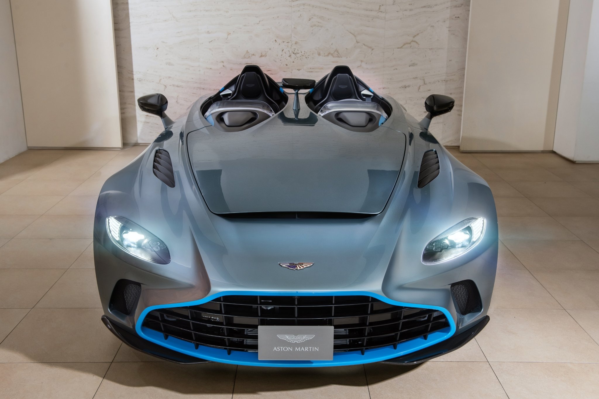 aston martin,  v12 speedster,  tom cruise,  top gun,  v12 speedster top gun,  maverick,  may bay,  phim dien anh,  phien ban dac biet,  q by aston martin,  sieu xe,  elva,   monza,  ferrari,  mclaren anh 2