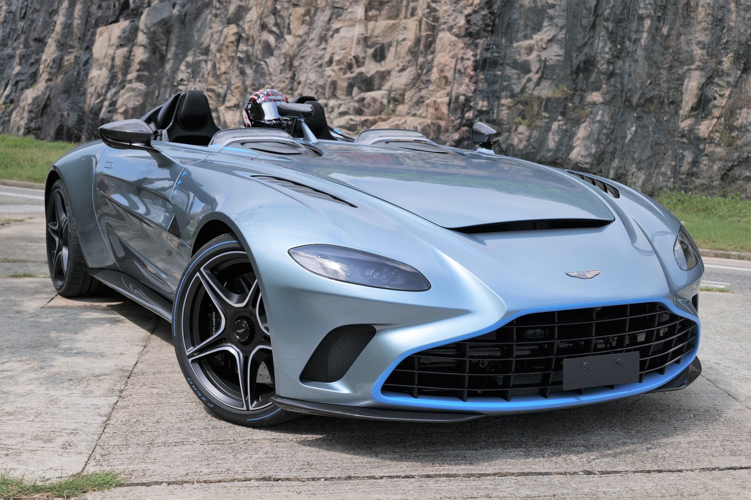 aston martin,  v12 speedster,  tom cruise,  top gun,  v12 speedster top gun,  maverick,  may bay,  phim dien anh,  phien ban dac biet,  q by aston martin,  sieu xe,  elva,   monza,  ferrari,  mclaren anh 1