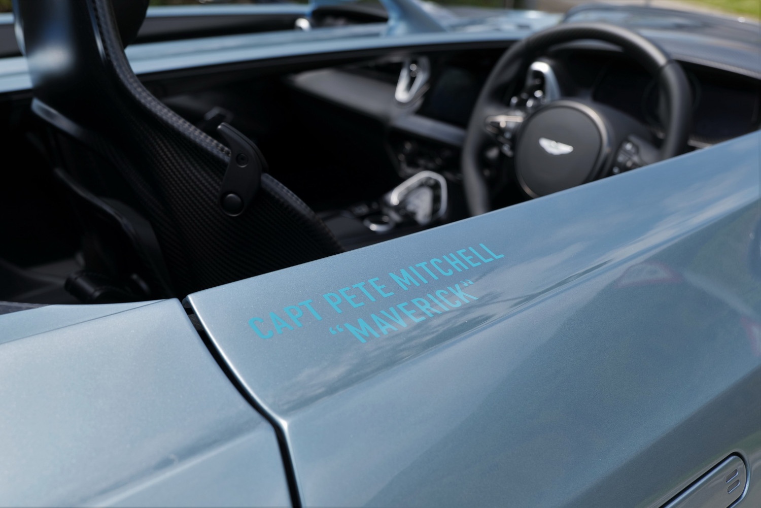 aston martin,  v12 speedster,  tom cruise,  top gun,  v12 speedster top gun,  maverick,  may bay,  phim dien anh,  phien ban dac biet,  q by aston martin,  sieu xe,  elva,   monza,  ferrari,  mclaren anh 8