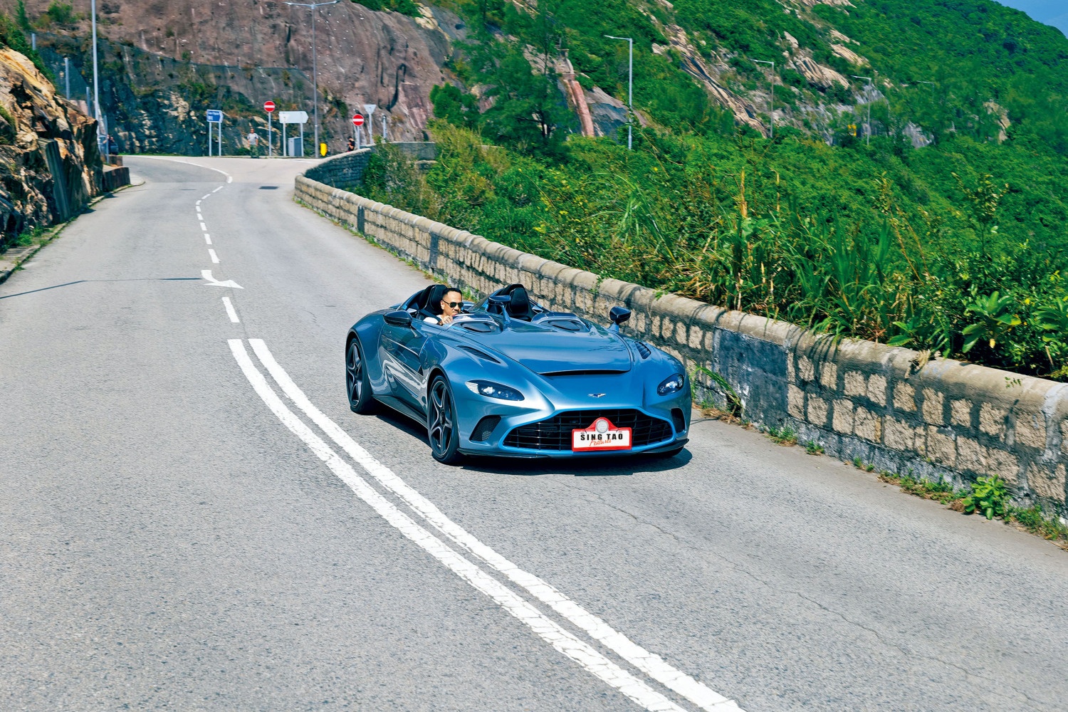 aston martin,  v12 speedster,  tom cruise,  top gun,  v12 speedster top gun,  maverick,  may bay,  phim dien anh,  phien ban dac biet,  q by aston martin,  sieu xe,  elva,   monza,  ferrari,  mclaren anh 17