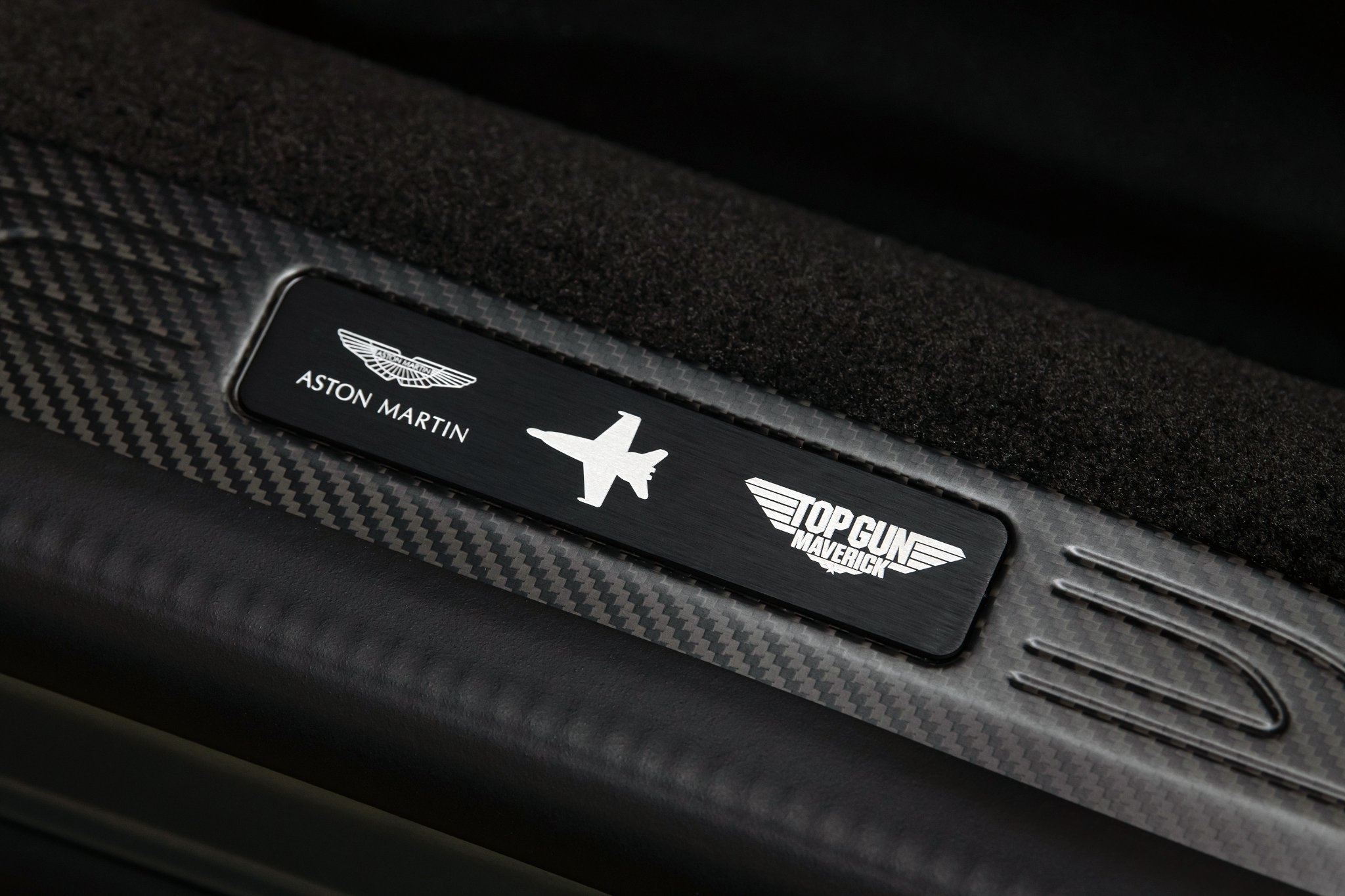 aston martin,  v12 speedster,  tom cruise,  top gun,  v12 speedster top gun,  maverick,  may bay,  phim dien anh,  phien ban dac biet,  q by aston martin,  sieu xe,  elva,   monza,  ferrari,  mclaren anh 12