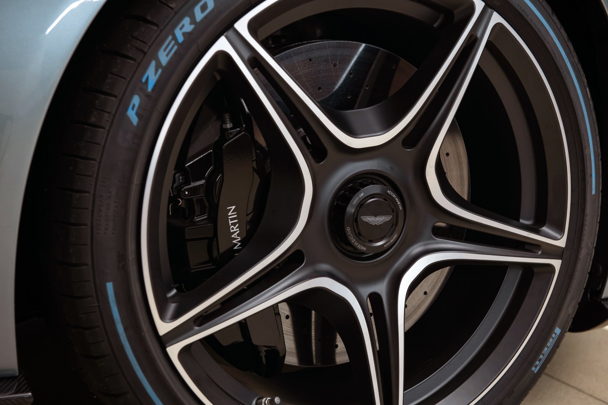 aston martin,  v12 speedster,  tom cruise,  top gun,  v12 speedster top gun,  maverick,  may bay,  phim dien anh,  phien ban dac biet,  q by aston martin,  sieu xe,  elva,   monza,  ferrari,  mclaren anh 9