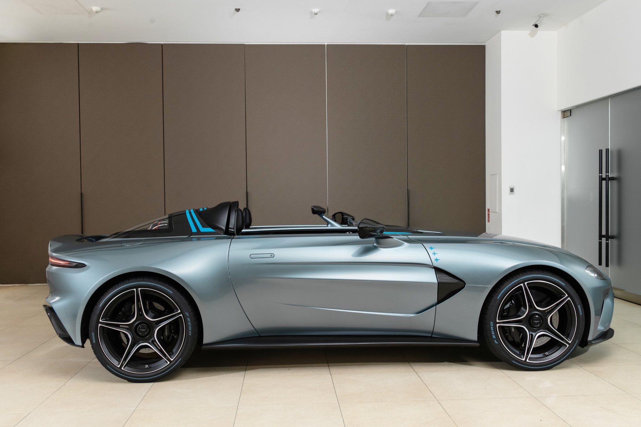 aston martin,  v12 speedster,  tom cruise,  top gun,  v12 speedster top gun,  maverick,  may bay,  phim dien anh,  phien ban dac biet,  q by aston martin,  sieu xe,  elva,   monza,  ferrari,  mclaren anh 18