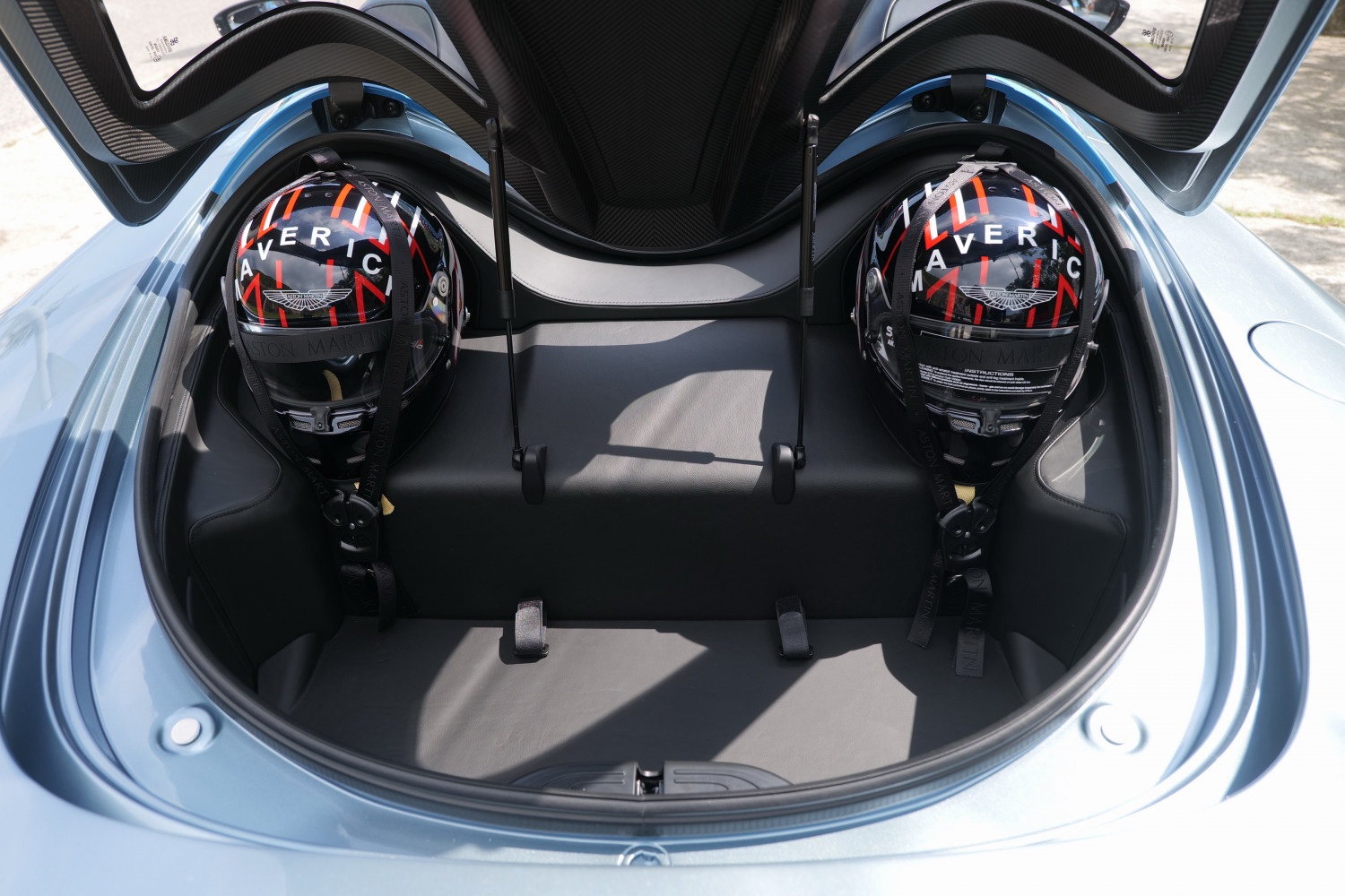 aston martin,  v12 speedster,  tom cruise,  top gun,  v12 speedster top gun,  maverick,  may bay,  phim dien anh,  phien ban dac biet,  q by aston martin,  sieu xe,  elva,   monza,  ferrari,  mclaren anh 14