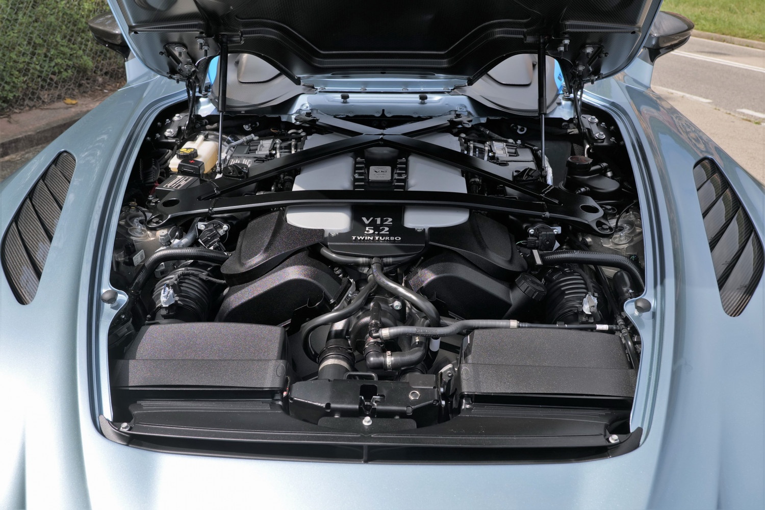 aston martin,  v12 speedster,  tom cruise,  top gun,  v12 speedster top gun,  maverick,  may bay,  phim dien anh,  phien ban dac biet,  q by aston martin,  sieu xe,  elva,   monza,  ferrari,  mclaren anh 15