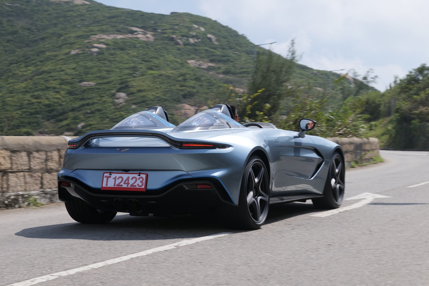 aston martin,  v12 speedster,  tom cruise,  top gun,  v12 speedster top gun,  maverick,  may bay,  phim dien anh,  phien ban dac biet,  q by aston martin,  sieu xe,  elva,   monza,  ferrari,  mclaren anh 16