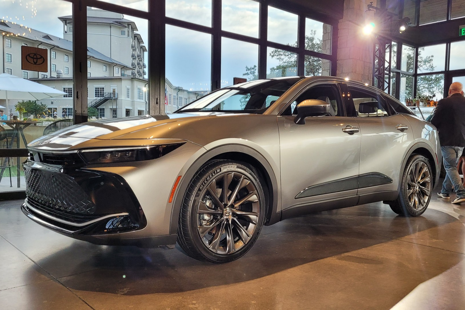 toyota,  crown,  avalon,  sedan,  ra mắt,  bz4x,  crossover,  xe mới ảnh 3 toyota,  crown,  avalon,  sedan,  ra mat,  bz4x,  crossover,  xe moi anh 3