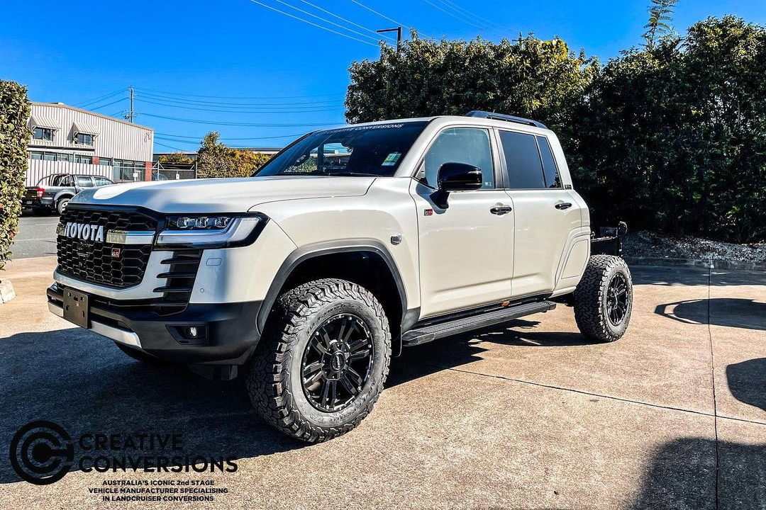 Toyota Land Cruiser LC300 do thanh xe ban tai hinh anh