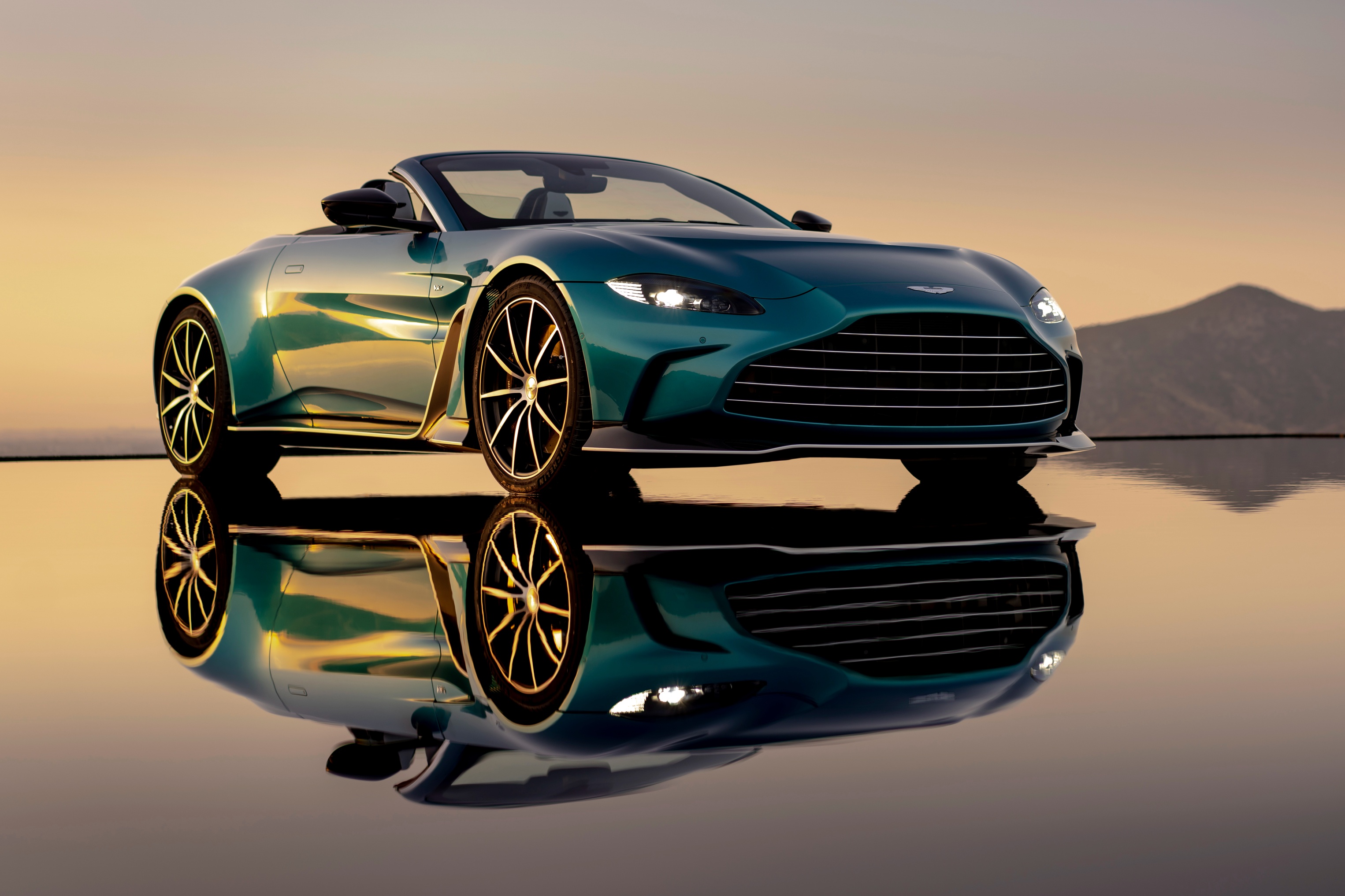 aston martin,  v12 vantage,  vantage,  v12 vantage roadster,  xe the thao,  monterey car week,  monterey car week 2022,  dbr22,  db11,  dbs,  dbs superleggera,  dbx,  sieu xe anh 9