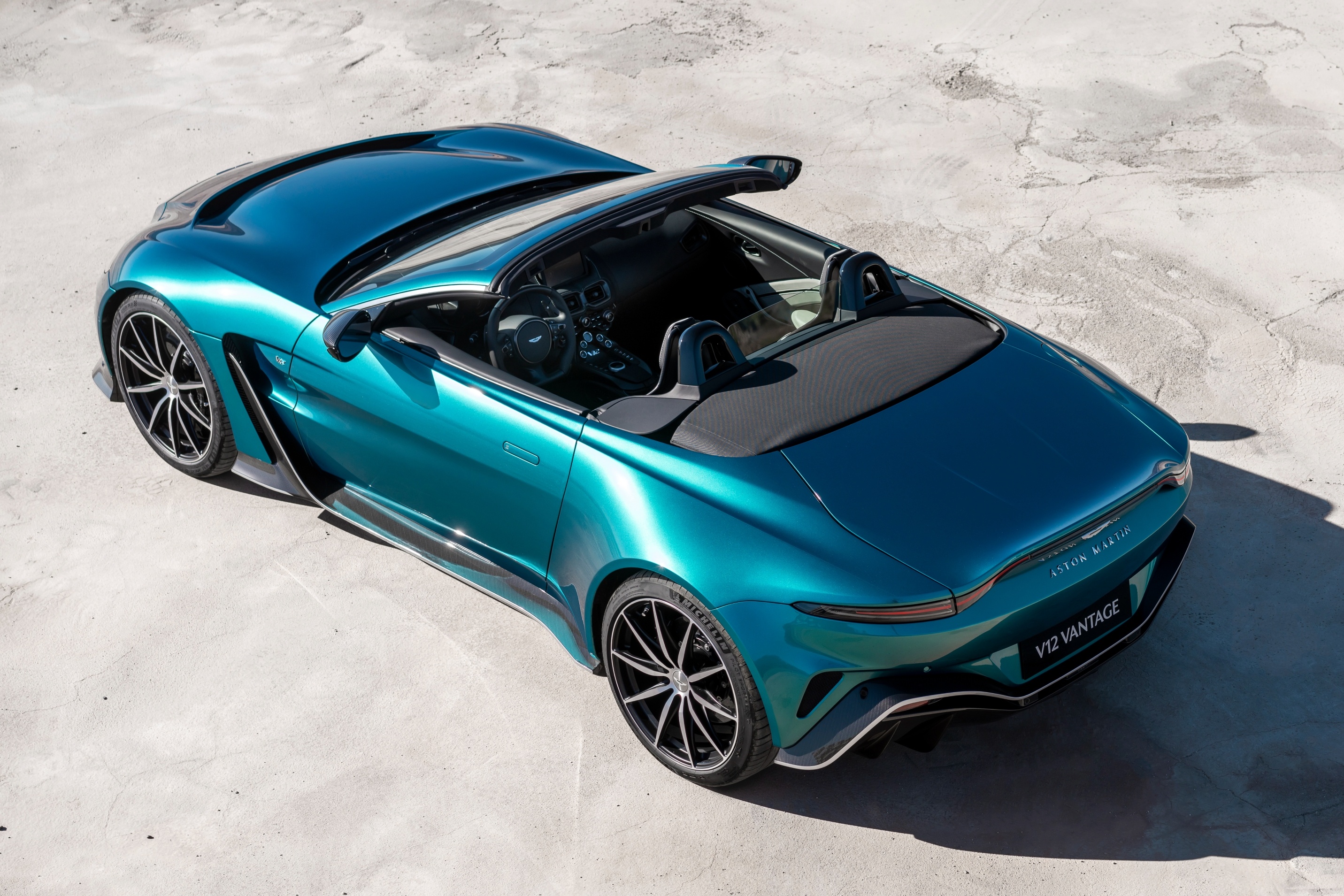 aston martin,  v12 vantage,  vantage,  v12 vantage roadster,  xe the thao,  monterey car week,  monterey car week 2022,  dbr22,  db11,  dbs,  dbs superleggera,  dbx,  sieu xe anh 15