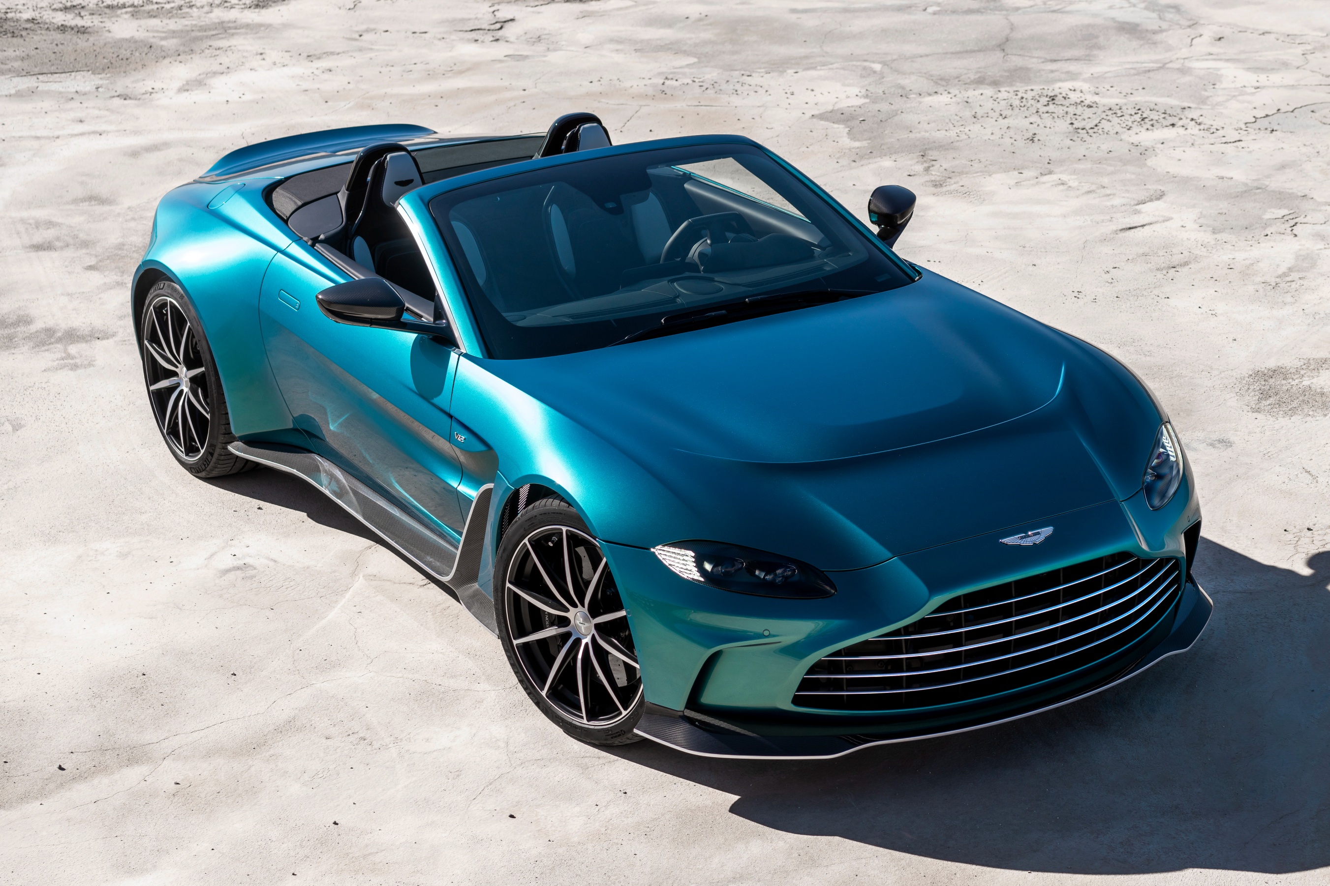 aston martin,  v12 vantage,  vantage,  v12 vantage roadster,  xe the thao,  monterey car week,  monterey car week 2022,  dbr22,  db11,  dbs,  dbs superleggera,  dbx,  sieu xe anh 13