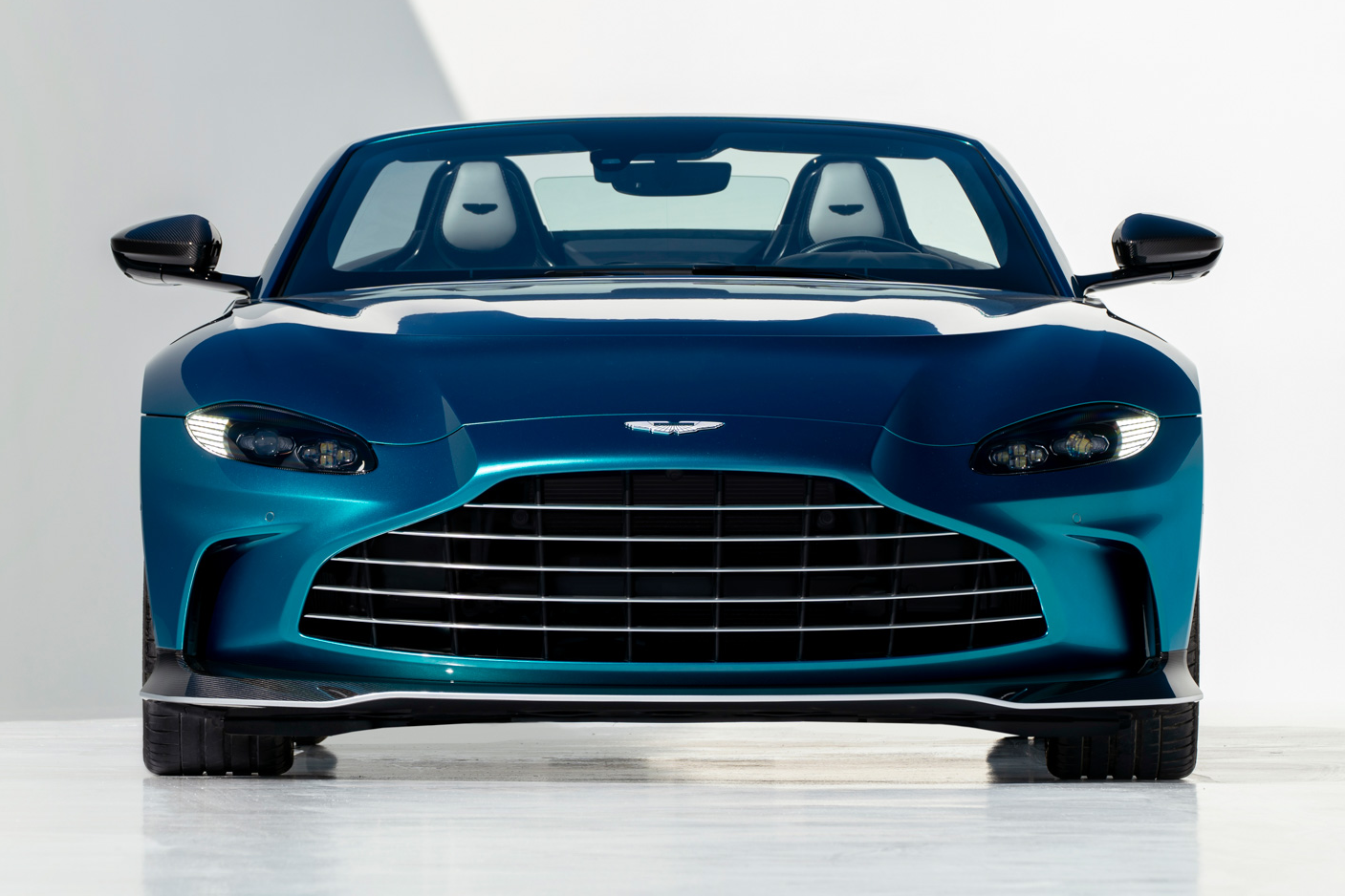 aston martin,  v12 vantage,  vantage,  v12 vantage roadster,  xe the thao,  monterey car week,  monterey car week 2022,  dbr22,  db11,  dbs,  dbs superleggera,  dbx,  sieu xe anh 3