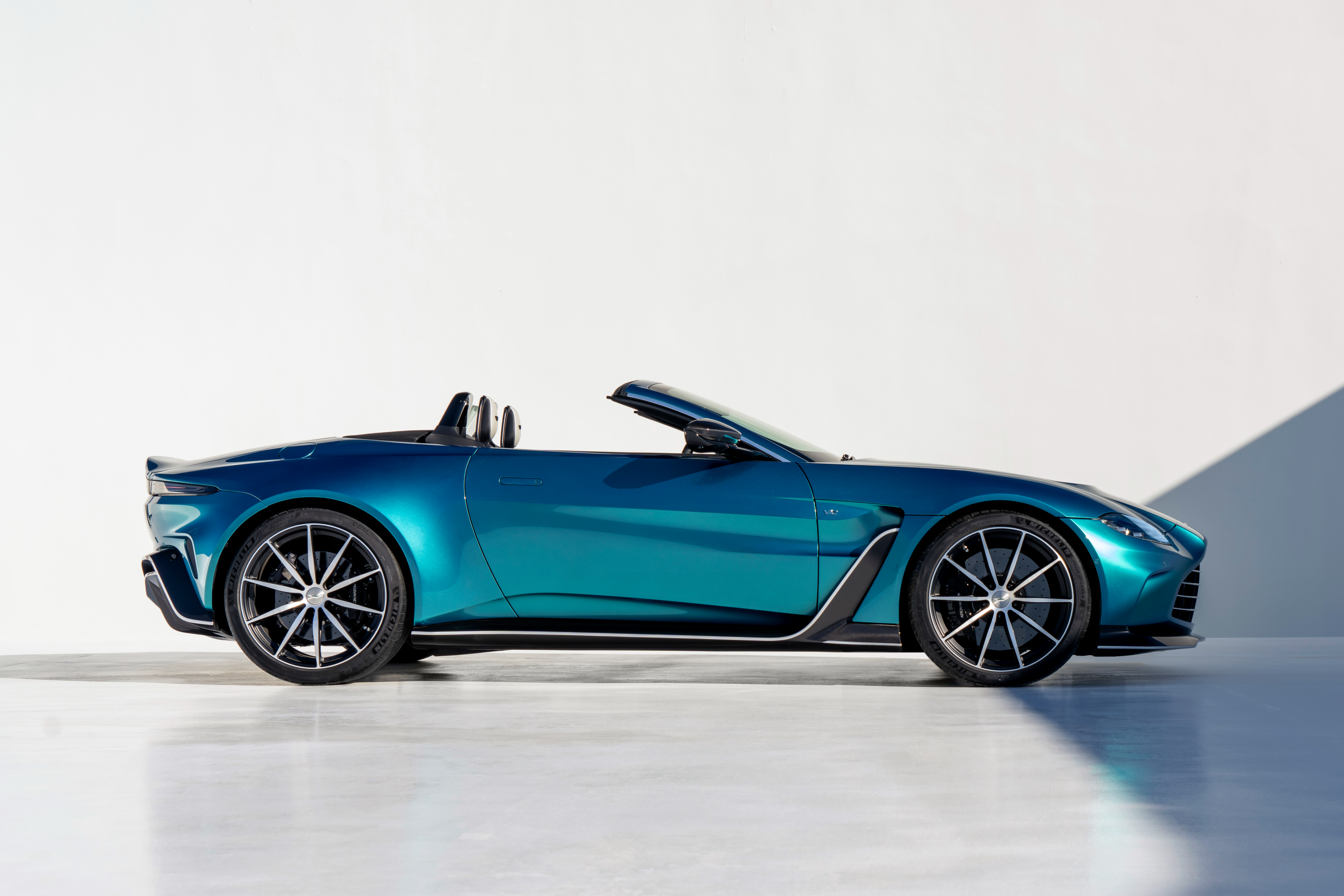 aston martin,  v12 vantage,  vantage,  v12 vantage roadster,  xe the thao,  monterey car week,  monterey car week 2022,  dbr22,  db11,  dbs,  dbs superleggera,  dbx,  sieu xe anh 5