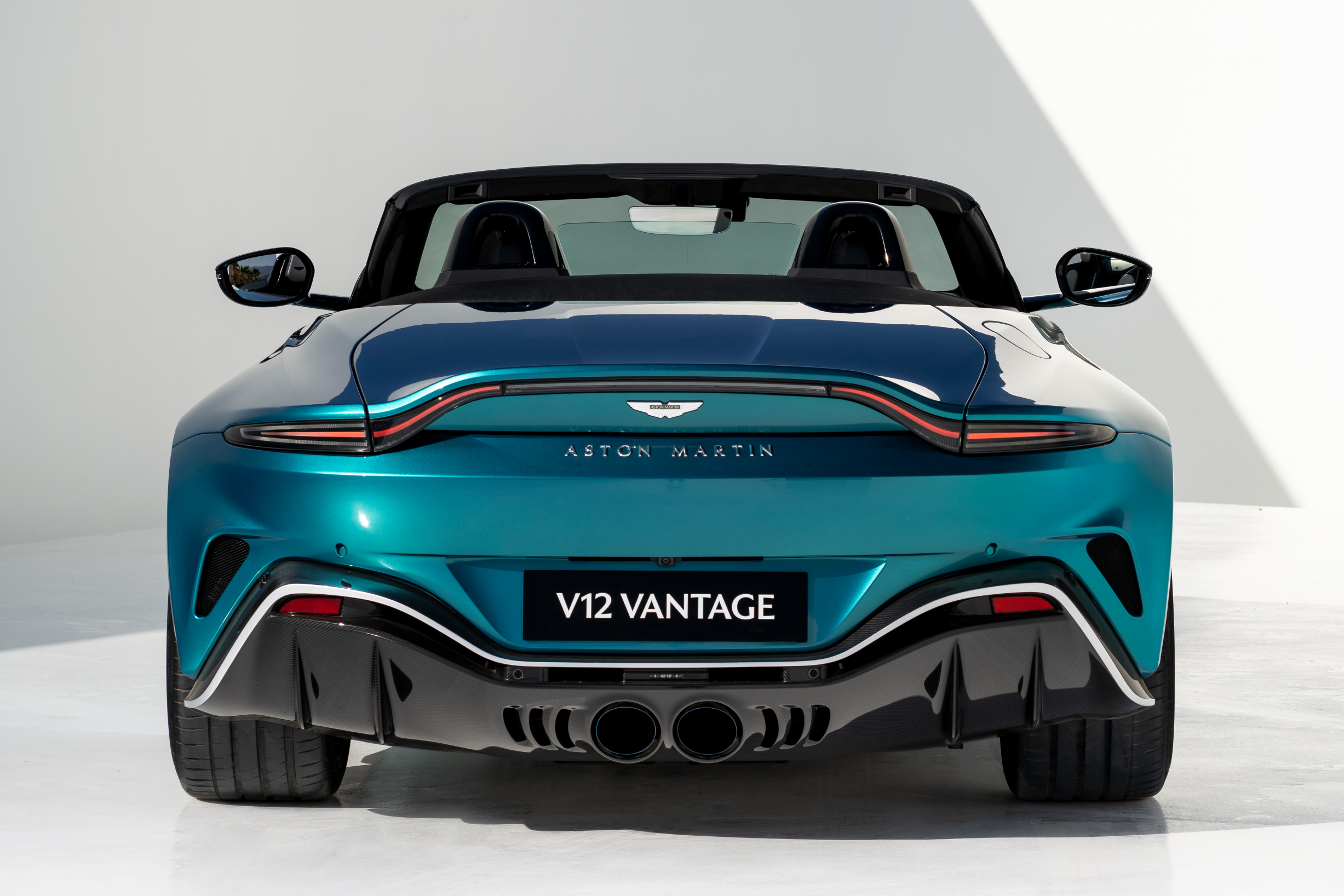 aston martin,  v12 vantage,  vantage,  v12 vantage roadster,  xe the thao,  monterey car week,  monterey car week 2022,  dbr22,  db11,  dbs,  dbs superleggera,  dbx,  sieu xe anh 7