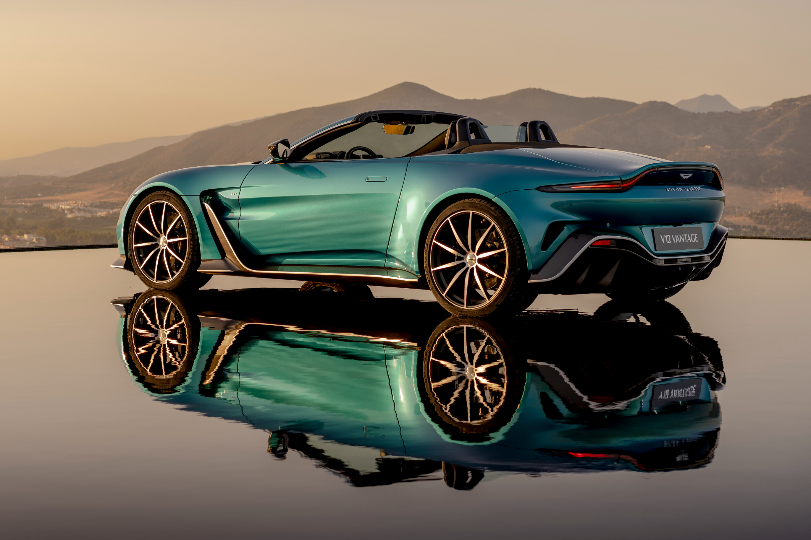 aston martin,  v12 vantage,  vantage,  v12 vantage roadster,  xe the thao,  monterey car week,  monterey car week 2022,  dbr22,  db11,  dbs,  dbs superleggera,  dbx,  sieu xe anh 12