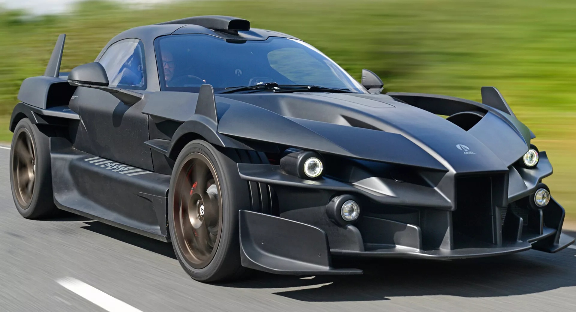 Chiec oto dien giong may bay chien dau manh gan 1.200 ma luc hinh anh