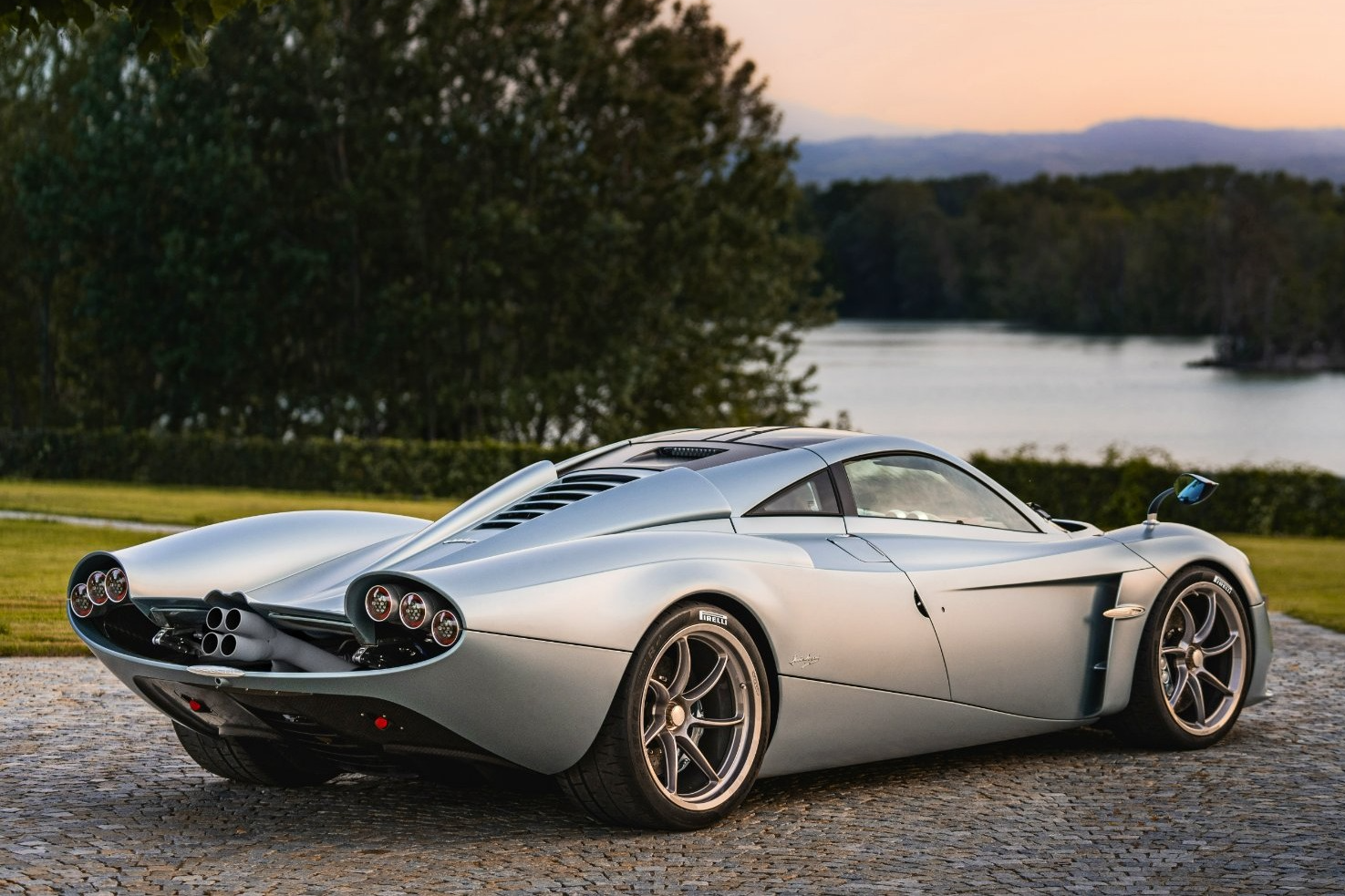 sieu xe,  bugatti,  rolls-royce,  pagani,  mercedes,  maybach,  divo,  mistral,  chiron,  veyron,  La Voiture Noire,  Sweptail,  phantom,  boat tail,  Centodieci,  Exelero,  Codalunga,  huayra,  zonda,  imola,  lamborghini,  ferrari,  mclaren,  asotn martin anh 10