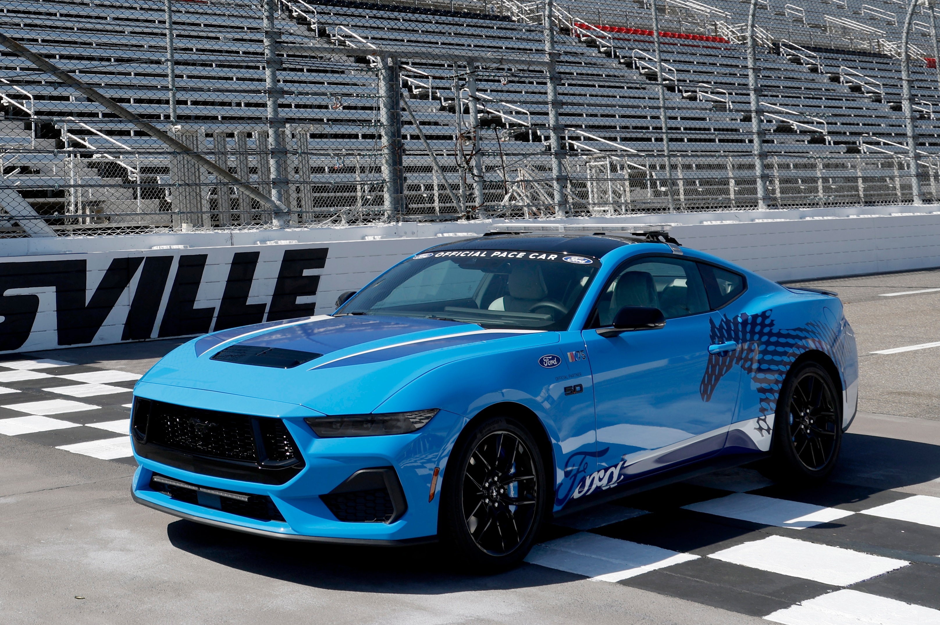 Ford Mustang GT lam xe an toan cho giai dua NASCAR 2023 hinh anh