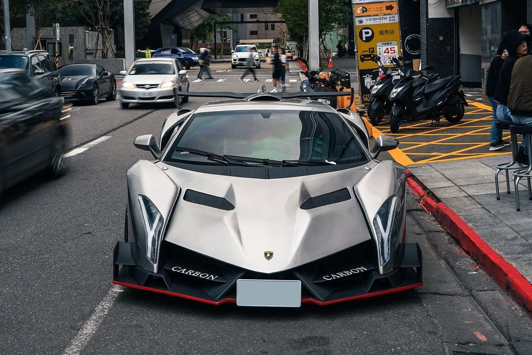Lamborghini Gallardo Bicolore duoc do thanh sieu xe Veneno hinh anh