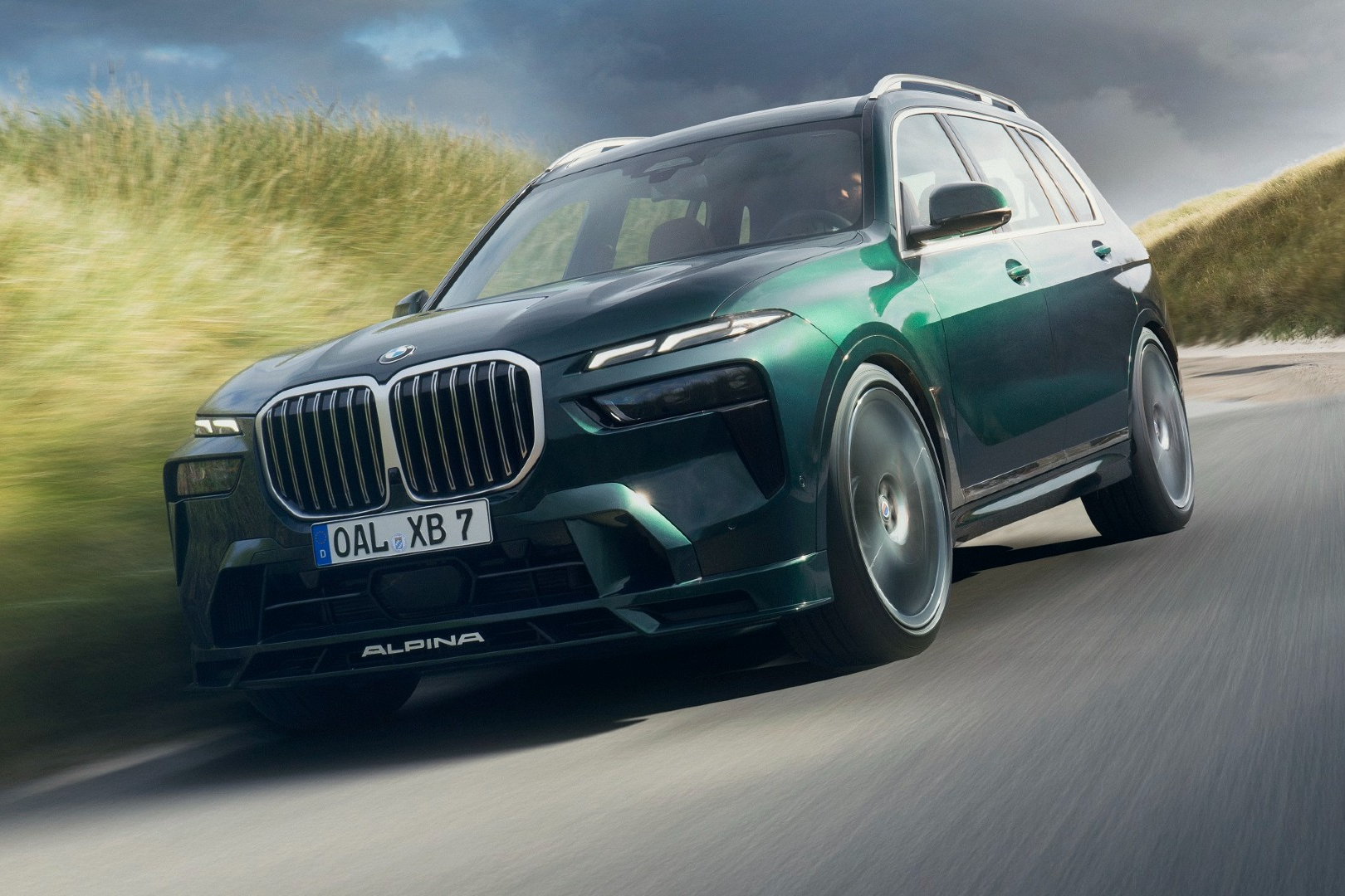 BMW Alpina XB7 2023 co gia gan 150.000 USD hinh anh