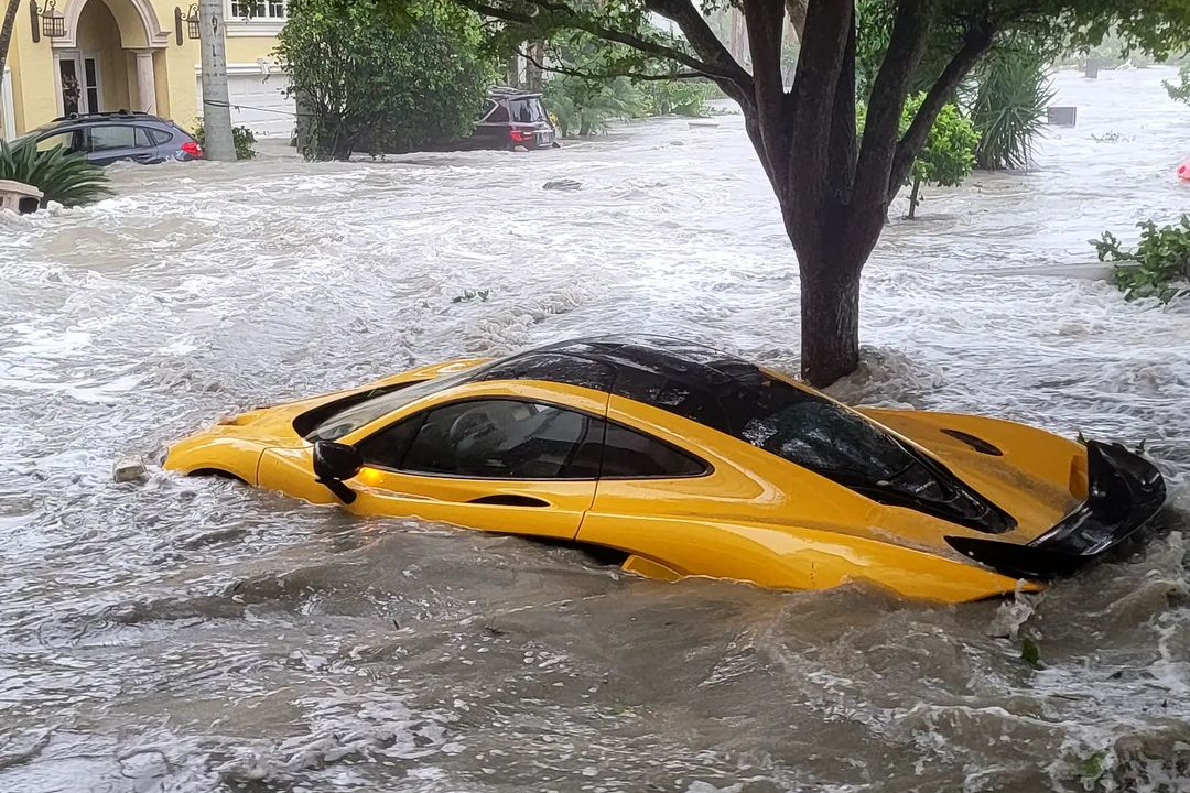 Sieu xe McLaren P1 chim trong nuoc lu hinh anh