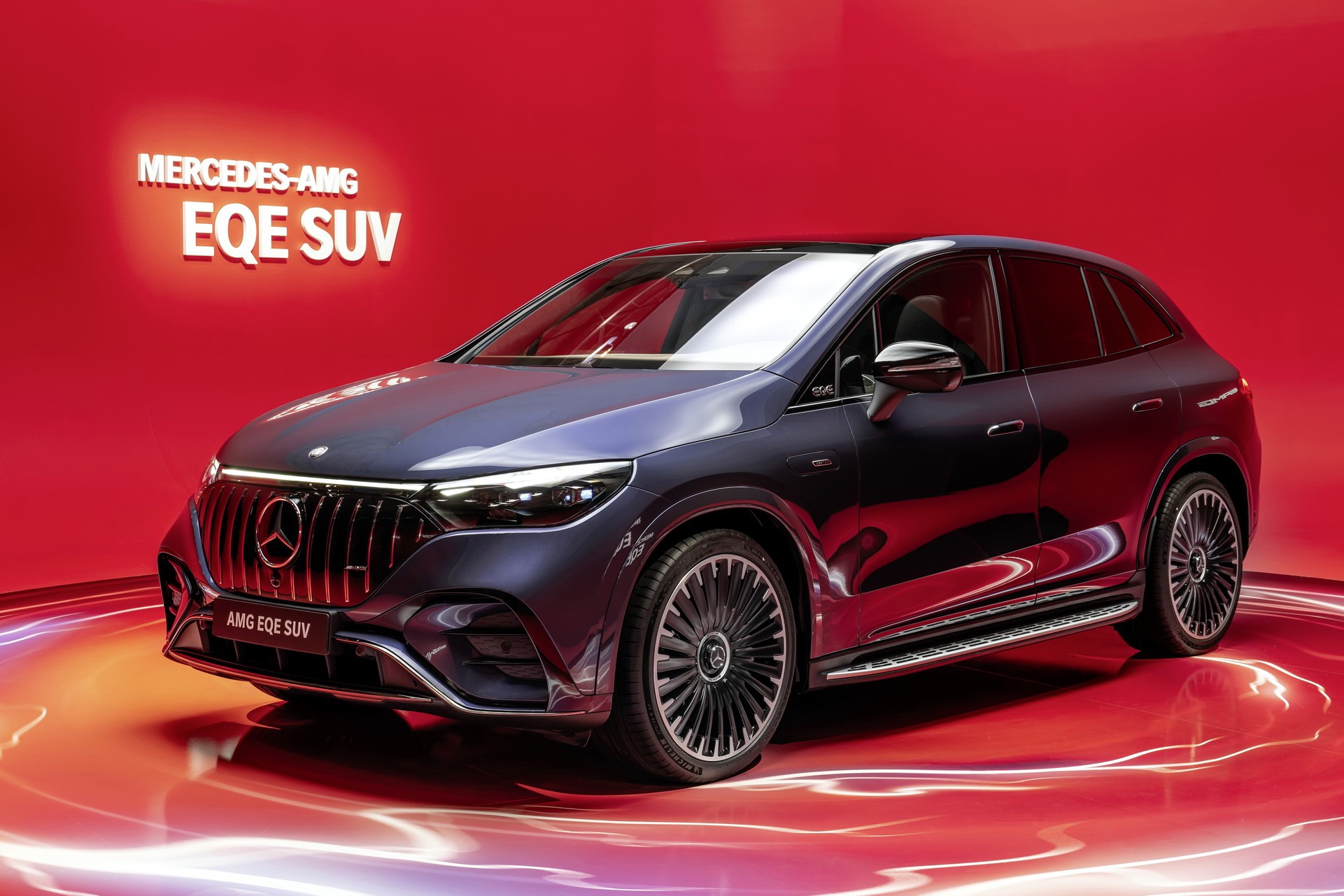 Chi tiet xe dien Mercedes-Benz EQE SUV vua ra mat hinh anh