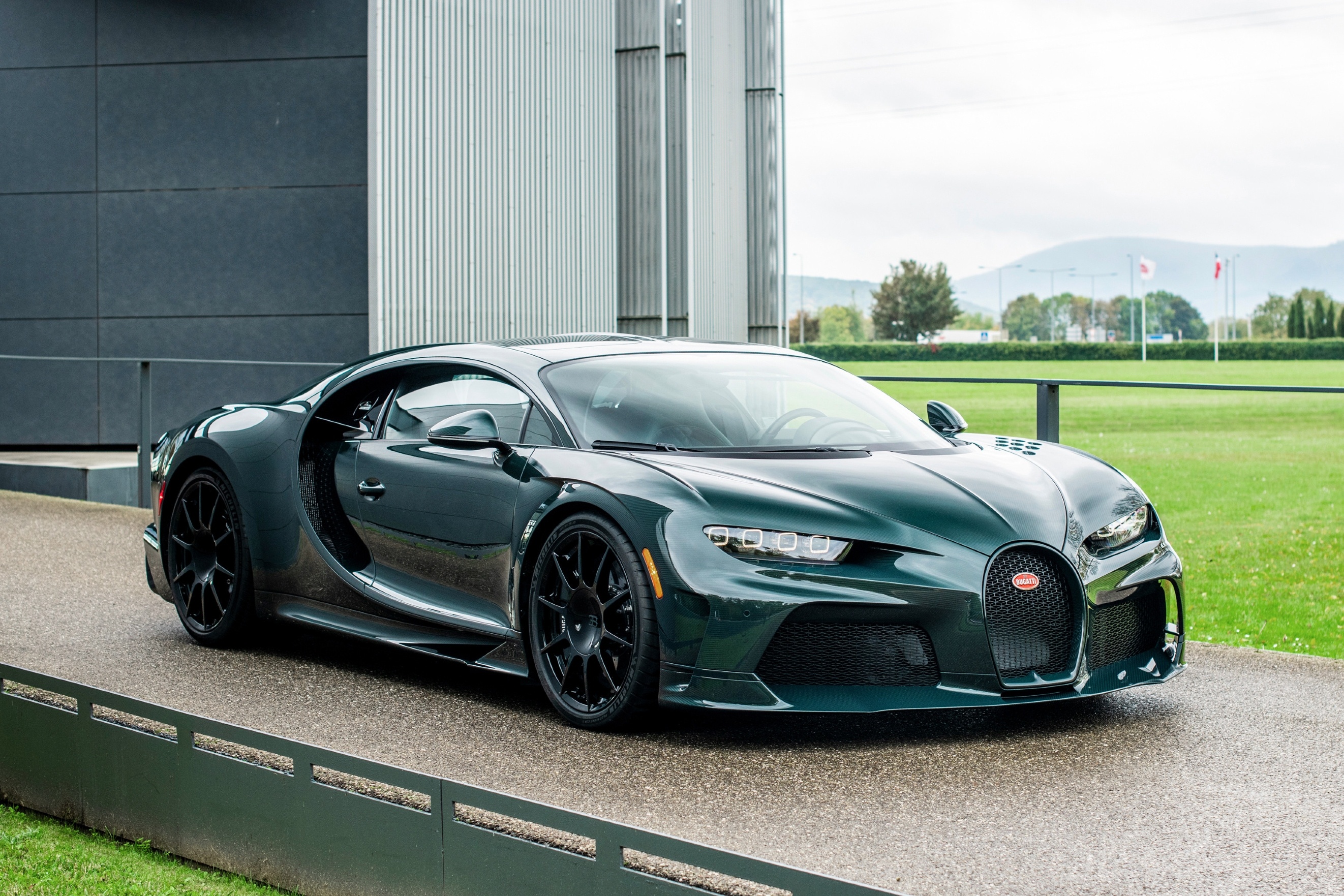 Sieu xe Bugatti Chiron chi con 100 xe cuoi cung hinh anh