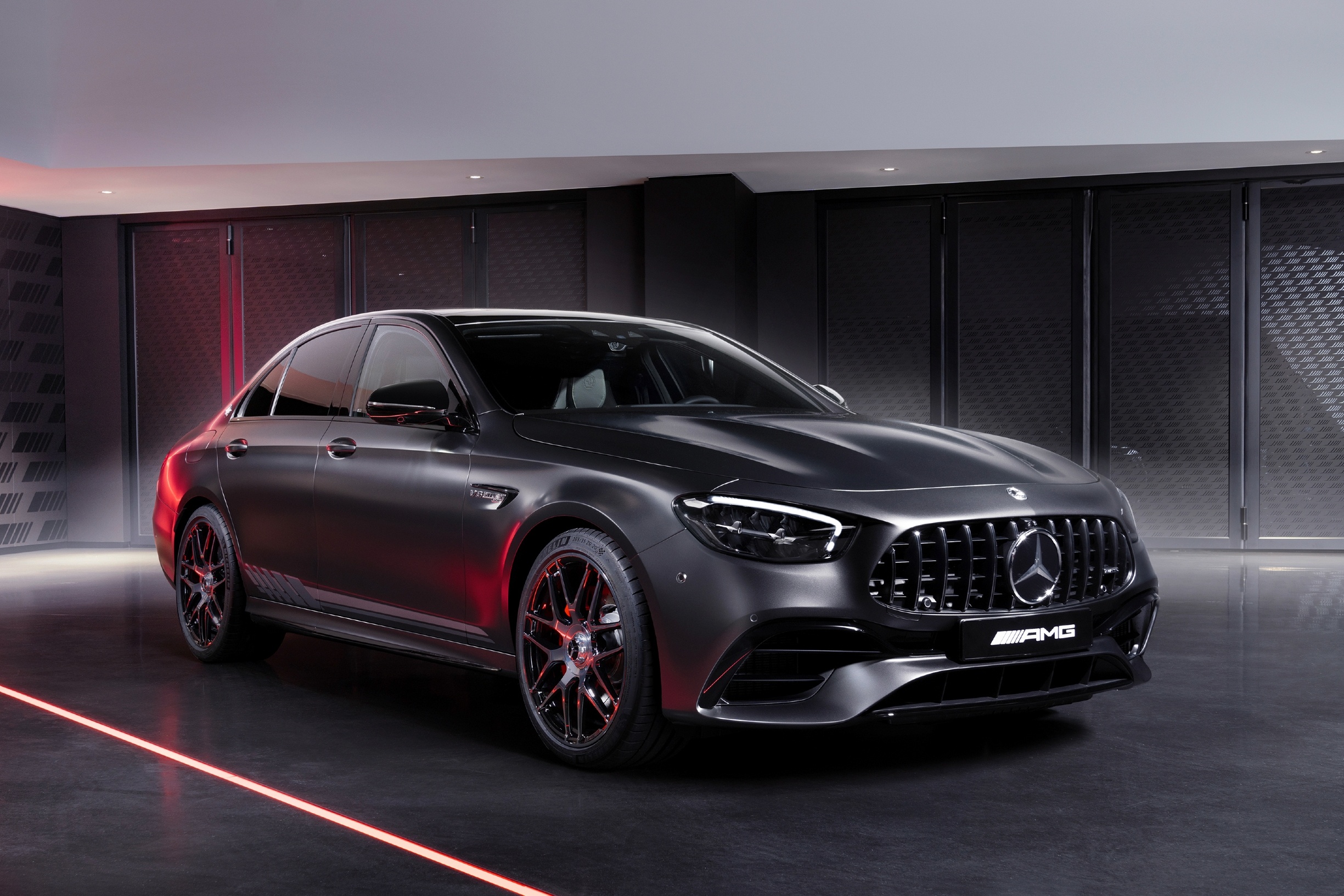 Mercedes-AMG E 63 S 4MATIC+ Final Edition co gia hon 180.000 USD hinh anh