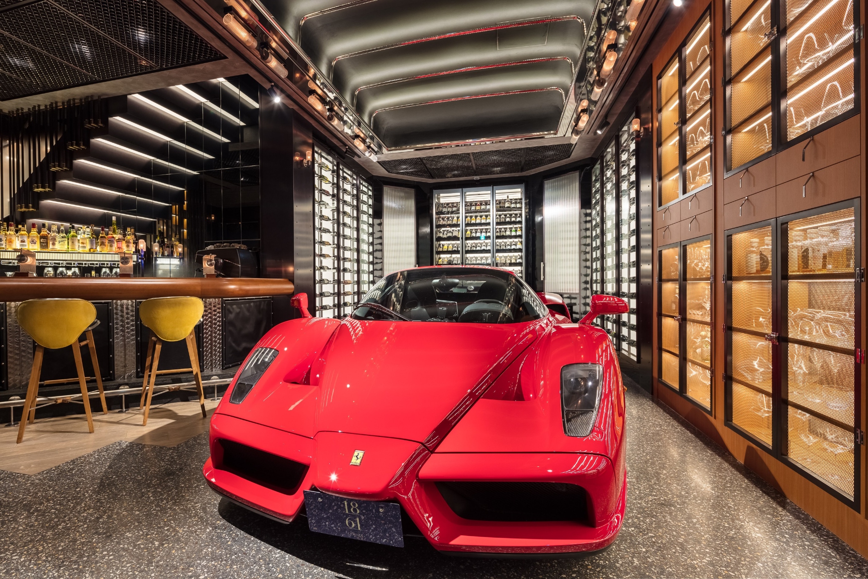 Sieu xe duoc trung bay tai nha hang hinh anh