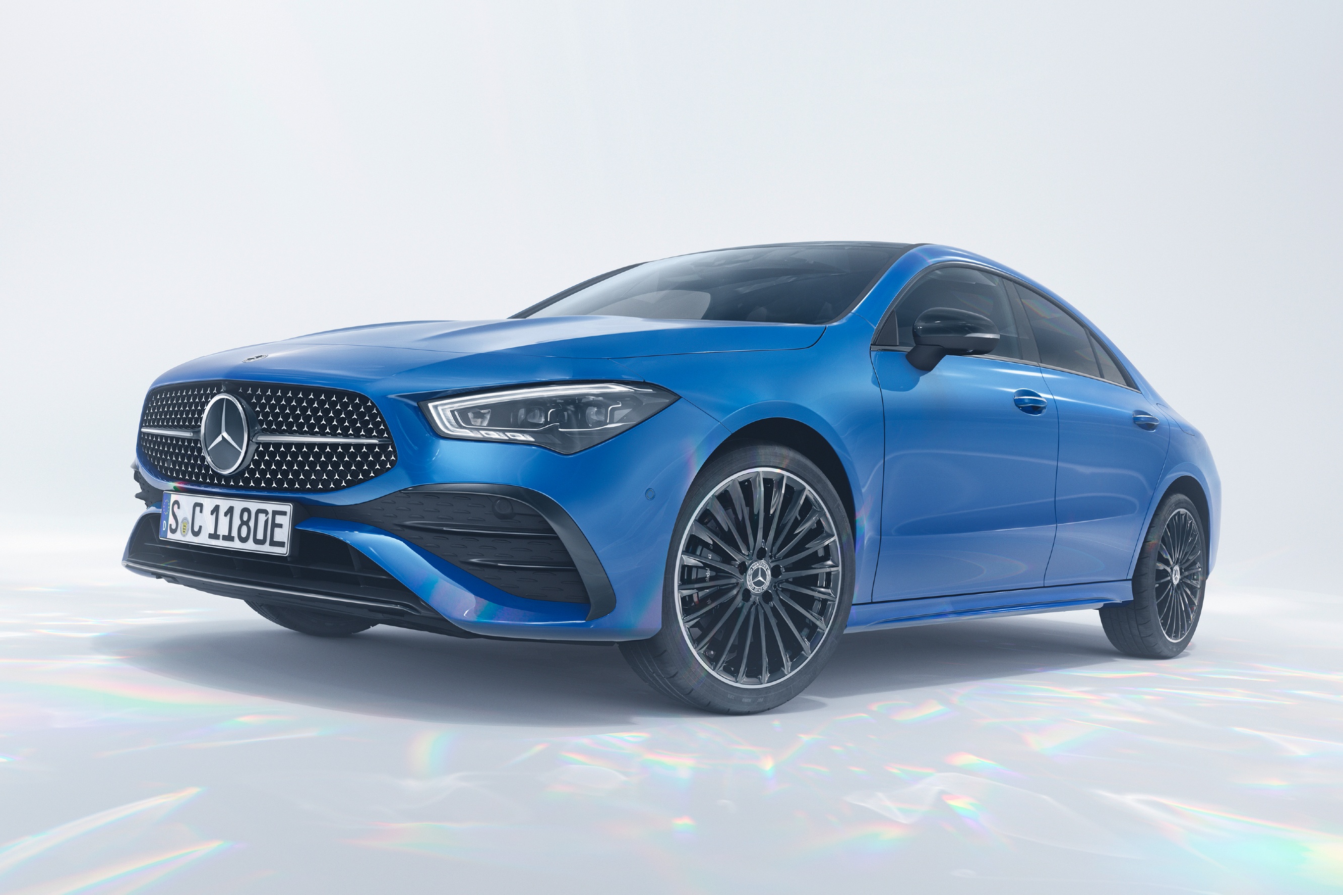 Mercedes-Benz CLA ra mat ban nang cap giua vong doi hinh anh