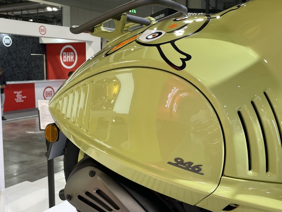 vespa,  piaggio,  vespa 946,  vespa 946 bunny,  vespa 10 anniversario,  vespa 10 anniversay,  scooter,  xe tay ga,  ban ky niem,  eicma,  vespa 946 dior,  dior,  946 Emporio Armani,  946 Bellissima,  946 RED anh 5
