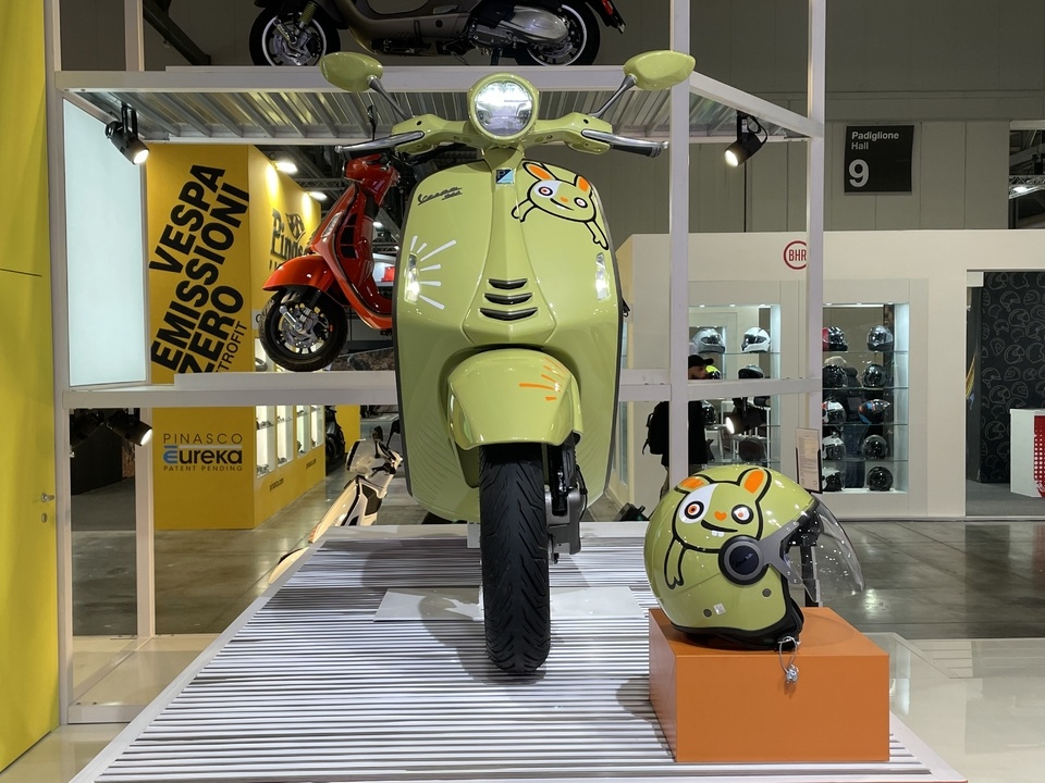 vespa,  piaggio,  vespa 946,  vespa 946 bunny,  vespa 10 anniversario,  vespa 10 anniversay,  scooter,  xe tay ga,  ban ky niem,  eicma,  vespa 946 dior,  dior,  946 Emporio Armani,  946 Bellissima,  946 RED anh 3