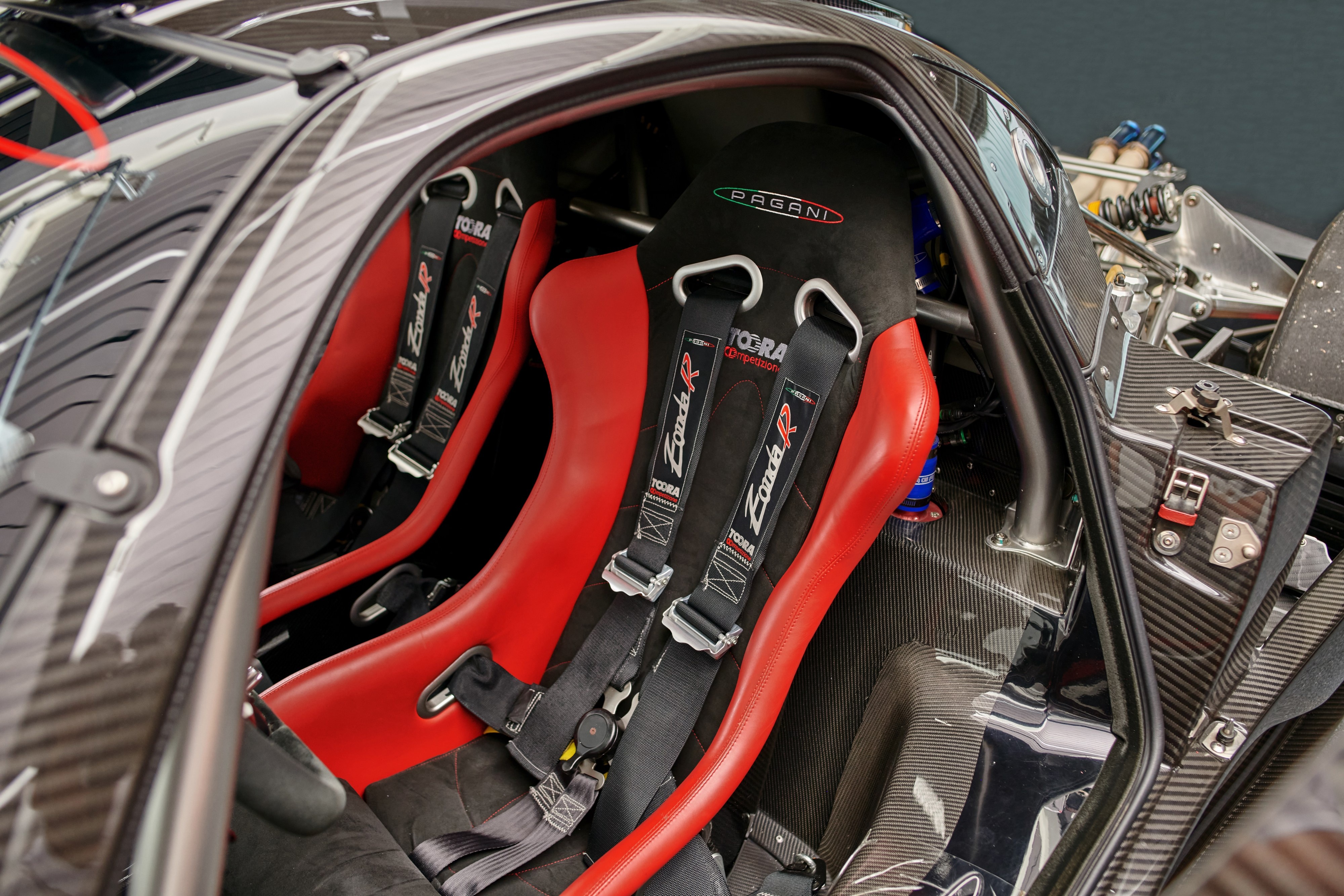 pagani,  zonda,  huayra,  utopia,  zonda r,  zonda cinque,  zonda r evolution,  zonda revolucion,  rm sotheby's,  sotheby,  dau gia,  sieu xe,  koenigsegg,  bugatti,  lamborghini,  ferrari,  mclaren,  aston martin anh 12