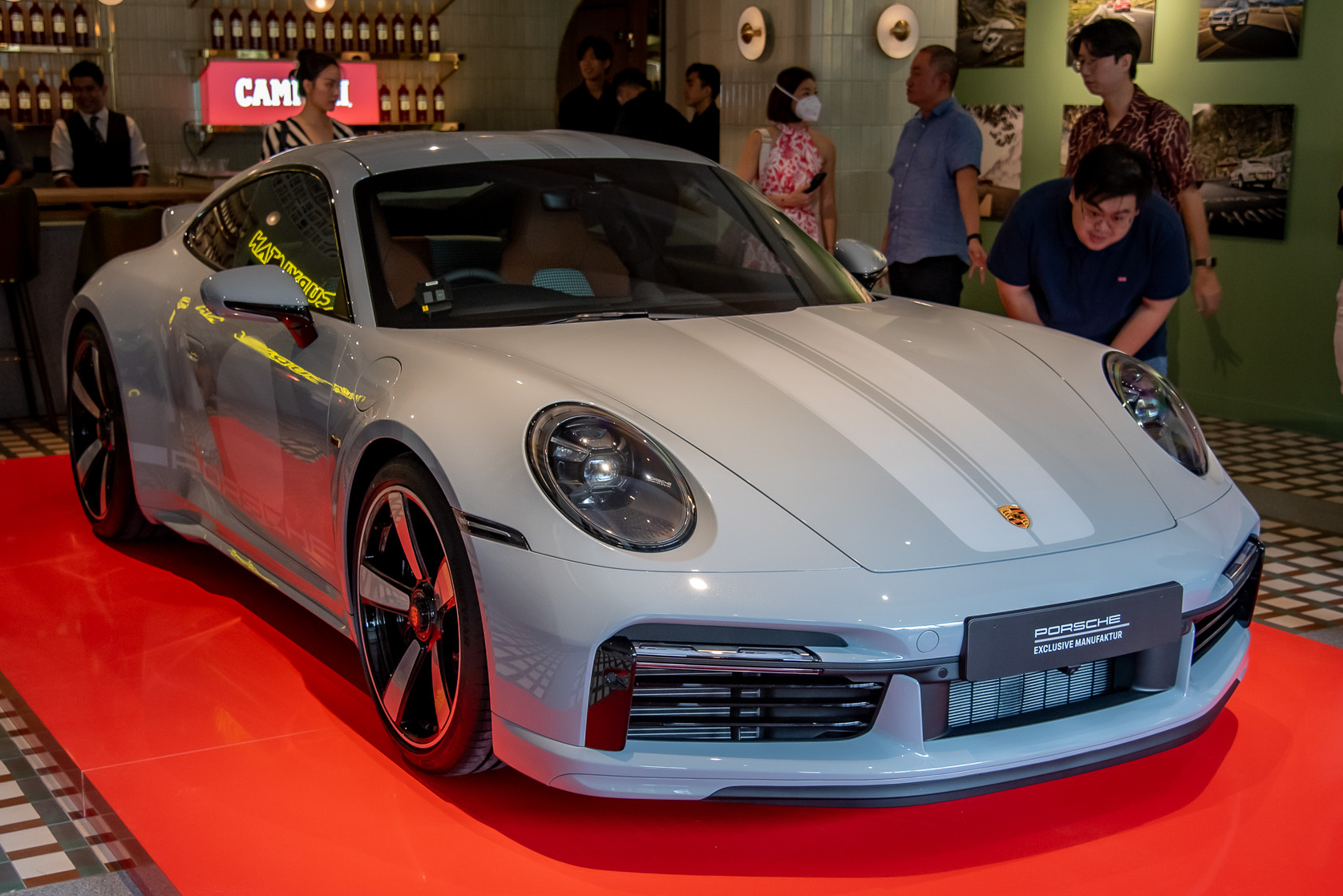 Can canh ban gioi han Porsche 911 Sport Classic tai Singapore hinh anh