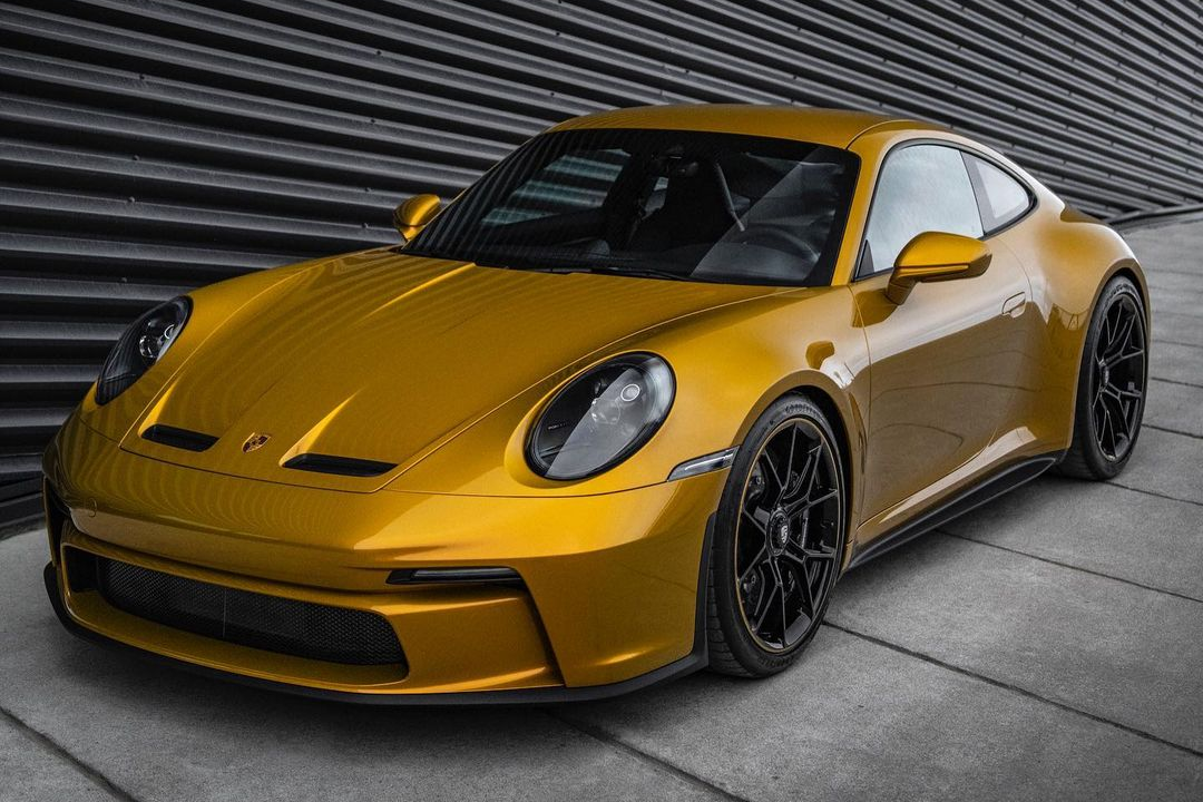 Porsche 911 GT3 Touring so huu mau son co gia 100.000 USD hinh anh