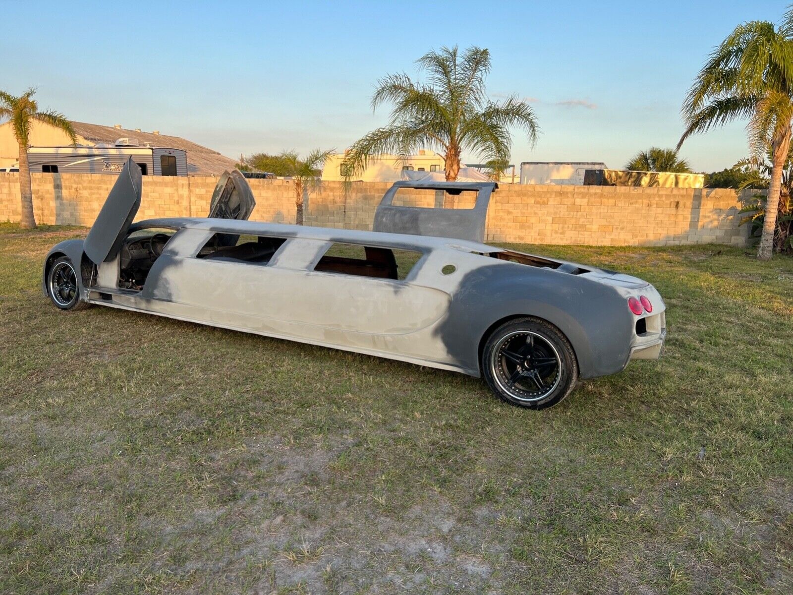 bugatti,  limo,  limousine,  xe do,  veyron,  bugatti veyron,  Lincoln Town Car,  Lincoln,  Town Car anh 5