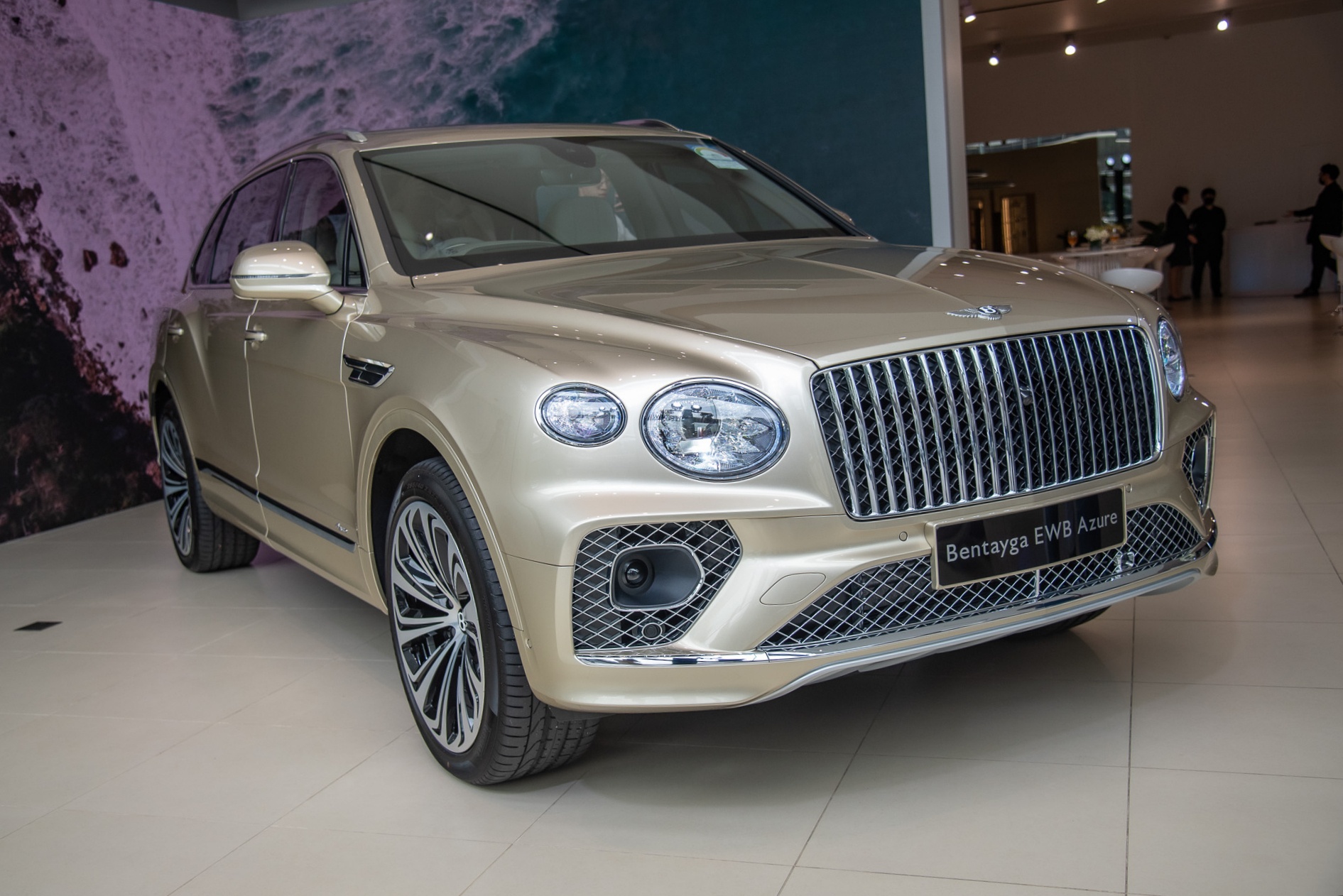 Bentley Bentayga EWB co gia 1,12 trieu USD tai Singapore hinh anh