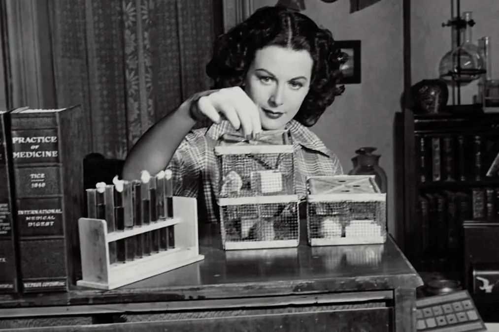 xe hoi,  phat minh,  phu nu,  Florence Lawrence,  Dorothy Levitt,  Gladys West,  Hedy Lamarr,  Dorothee Pullinger,  Galloway Motors anh 5