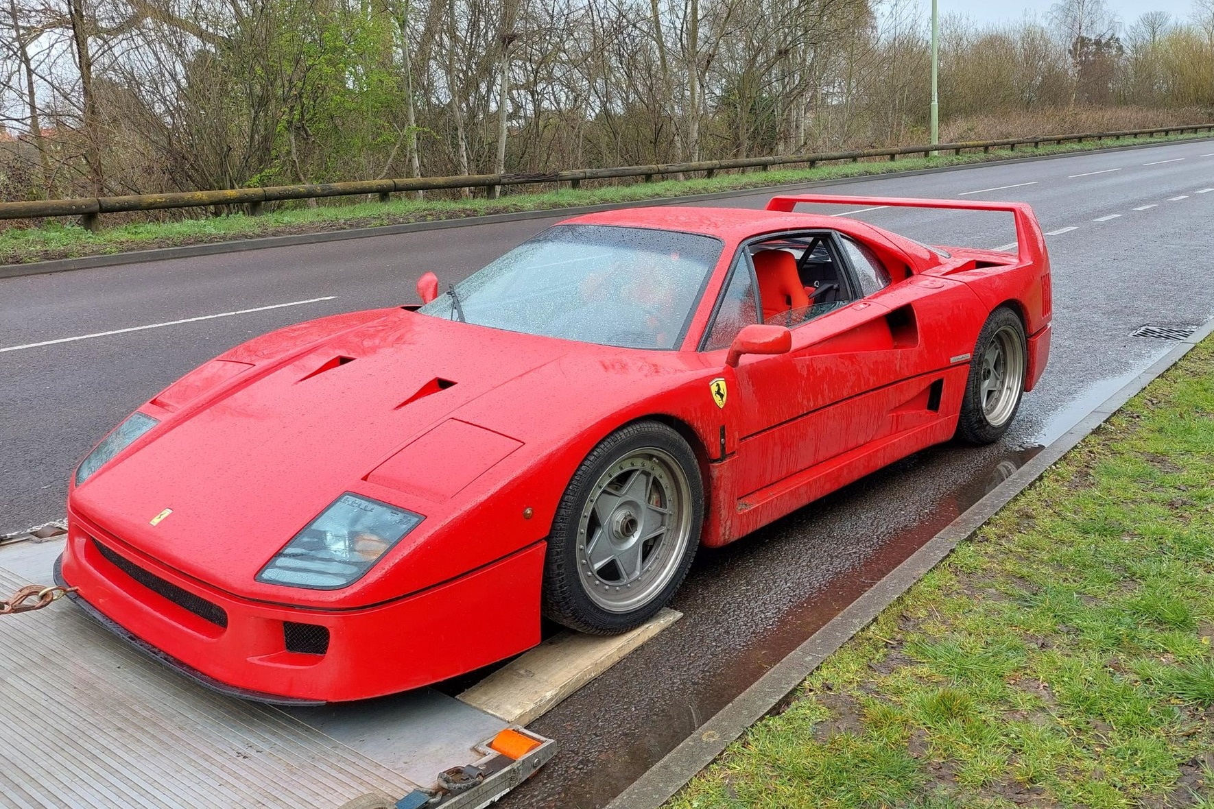 Sieu xe Ferrari F40 bi canh sat tam giu vi khong mua bao hiem hinh anh