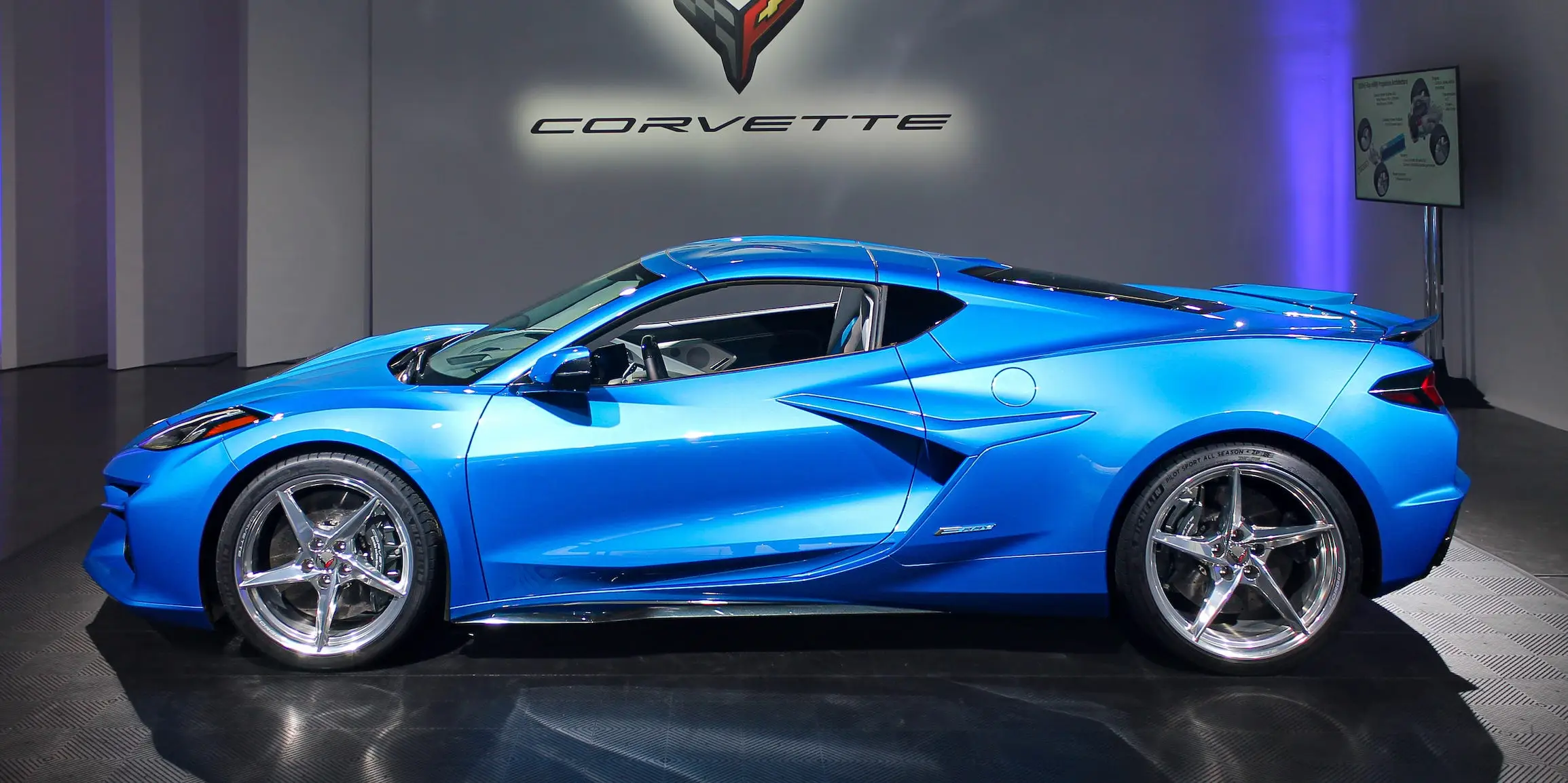 corvette,  chevrolet,  chevy,  corvette e-ray,  e-ray,  chevrolet corvette e-ray,  dau gia,  Barrett-Jackson,  dau tien,  sieu xe,  ky luc,  camaro,  ford,  mustang,  dodge,  charger,  challenger anh 4