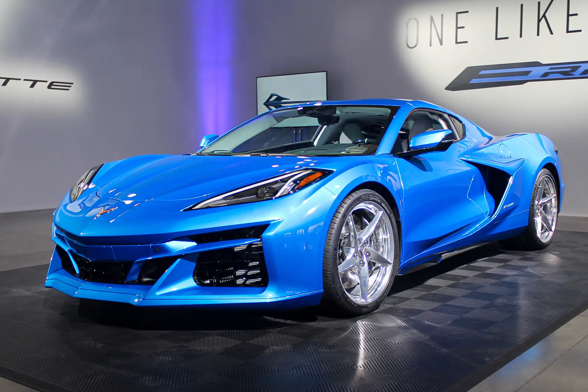 corvette,  chevrolet,  chevy,  corvette e-ray,  e-ray,  chevrolet corvette e-ray,  dau gia,  Barrett-Jackson,  dau tien,  sieu xe,  ky luc,  camaro,  ford,  mustang,  dodge,  charger,  challenger anh 2