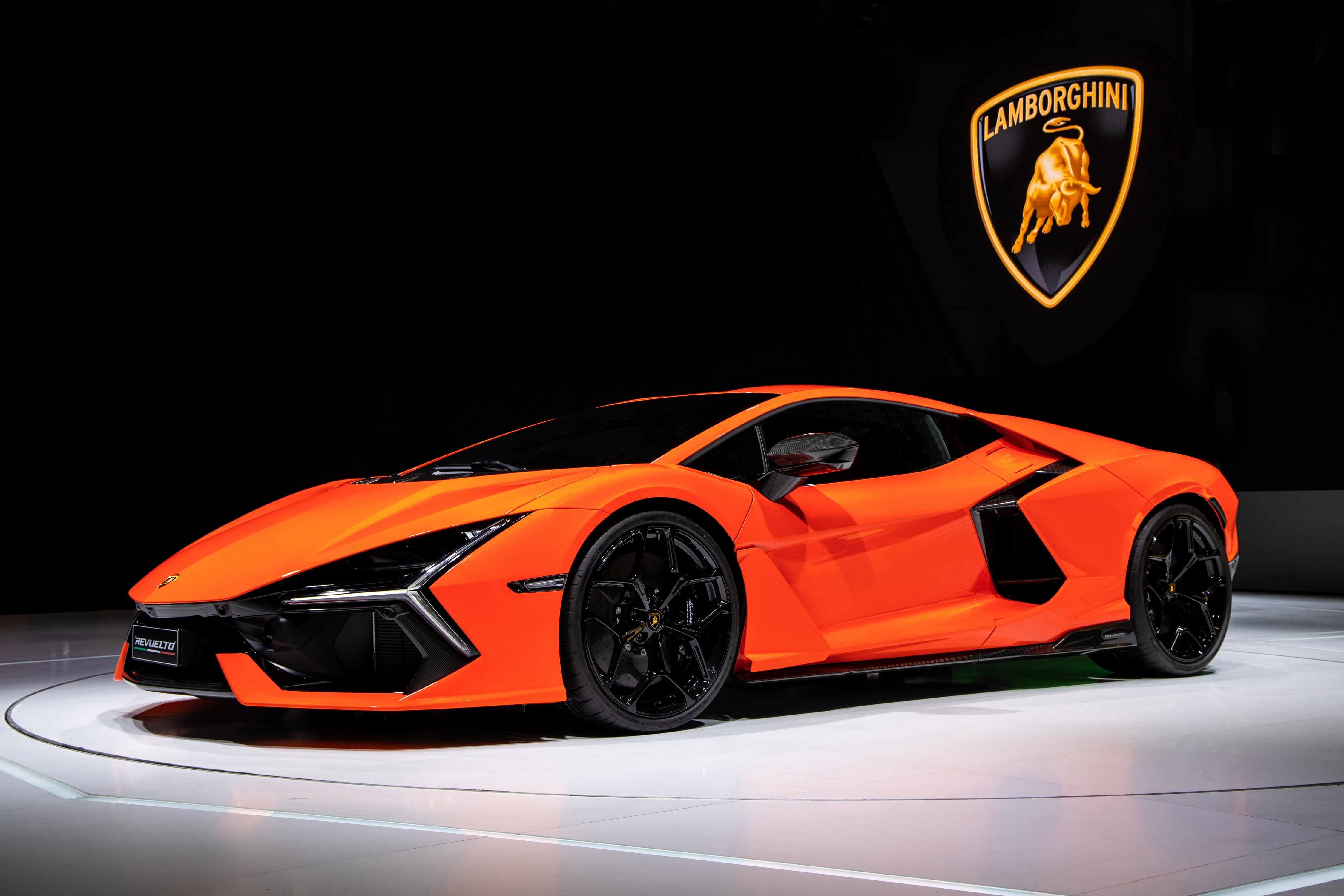 Lamborghini revuelto оранжевый